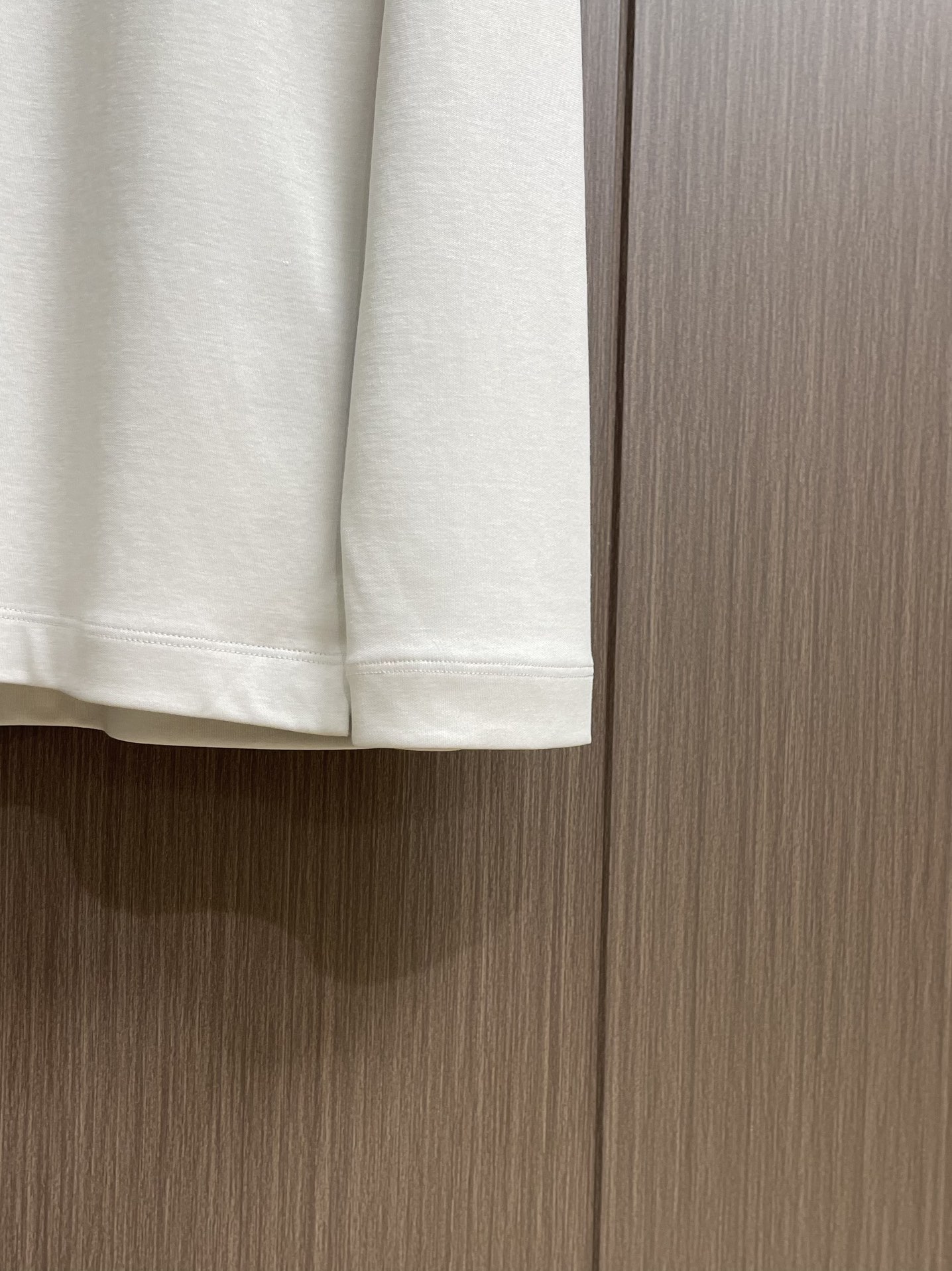 lP🆕 LoroPiana 2025ss秋冬新款长袖T恤打底衫，全品相！工艺采用胸前logo 刺绣设计！