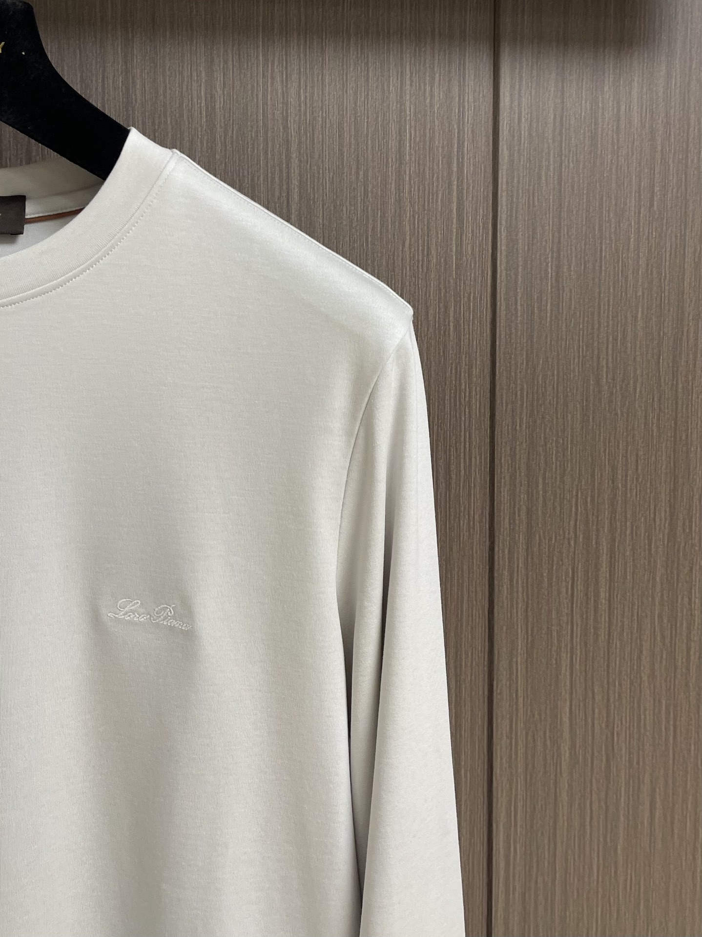 lP🆕 LoroPiana 2025ss秋冬新款长袖T恤打底衫，全品相！工艺采用胸前logo 刺绣设计！