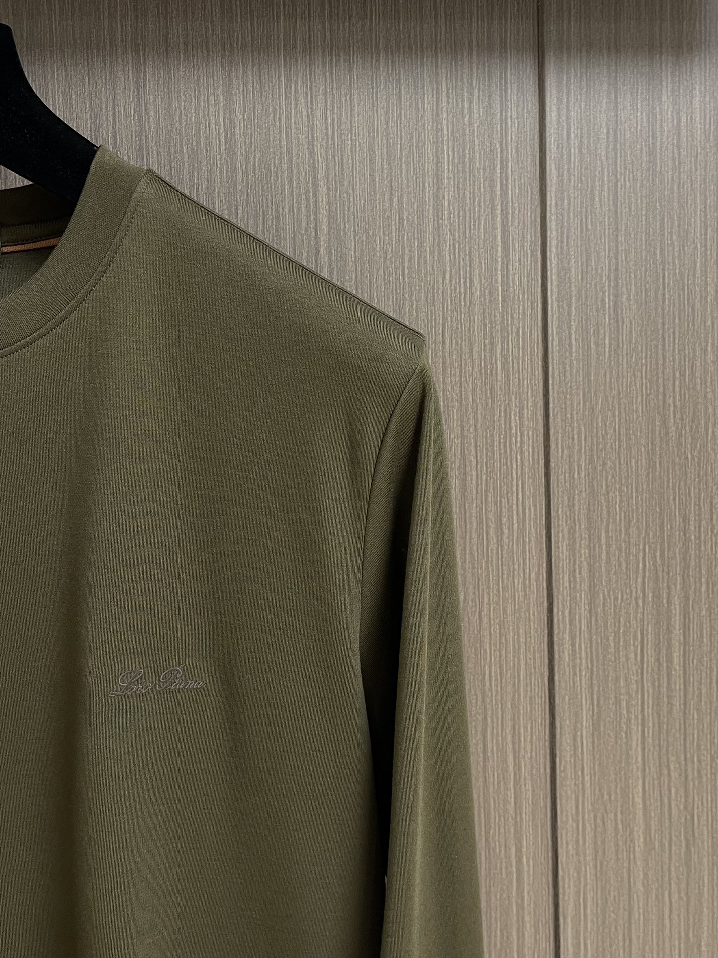 lP🆕 LoroPiana 2025ss秋冬新款长袖T恤打底衫，全品相！工艺采用胸前logo 刺绣设计！