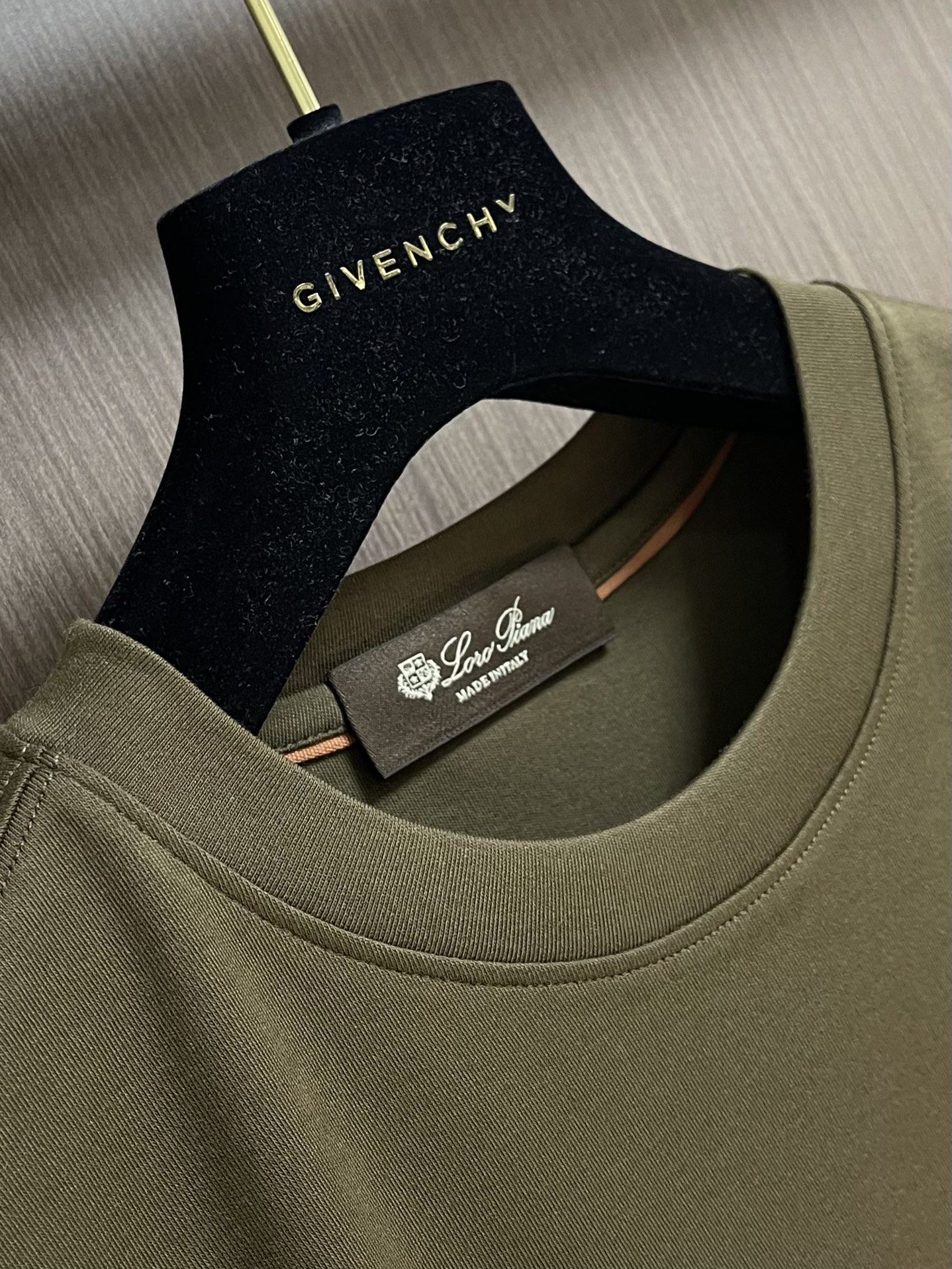 lP🆕 LoroPiana 2025ss秋冬新款长袖T恤打底衫，全品相！工艺采用胸前logo 刺绣设计！