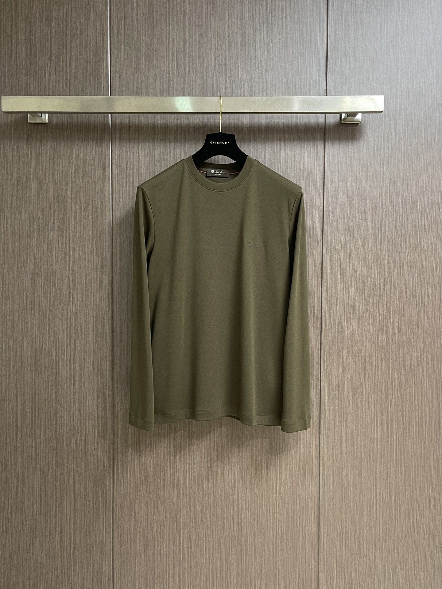 NO:518375,LP Loropiana 2025ss autumn and winter new long-sleeved T-shirt base shirt, full quality!  The craftsmanship adopts chest logo embroidery design!  The upper body is comfortable and breathable, not stiff, and the overall body has a rich three-dimensional feeling, quality export orders, customized exclusive long-length cotton fabric tailoring to meet the simple needs of commuters for dressing. Size M-3XL, loro piana, loro piana, tees, t-shirt, alexander wang19860909LP Loropiana 2025ss秋冬新款长袖T恤打底衫,全品相！工艺采用胸前logo 刺绣设计！上身舒适透气,不僵硬,整体有着丰富的立体感,品质出口订单,定制专属长绒棉面料剪裁,满足通勤人们对于着装的简约需求.尺码M-3XL,,loro piana,loro piana,tees，t-shirt,alexander wang,Men's clothing