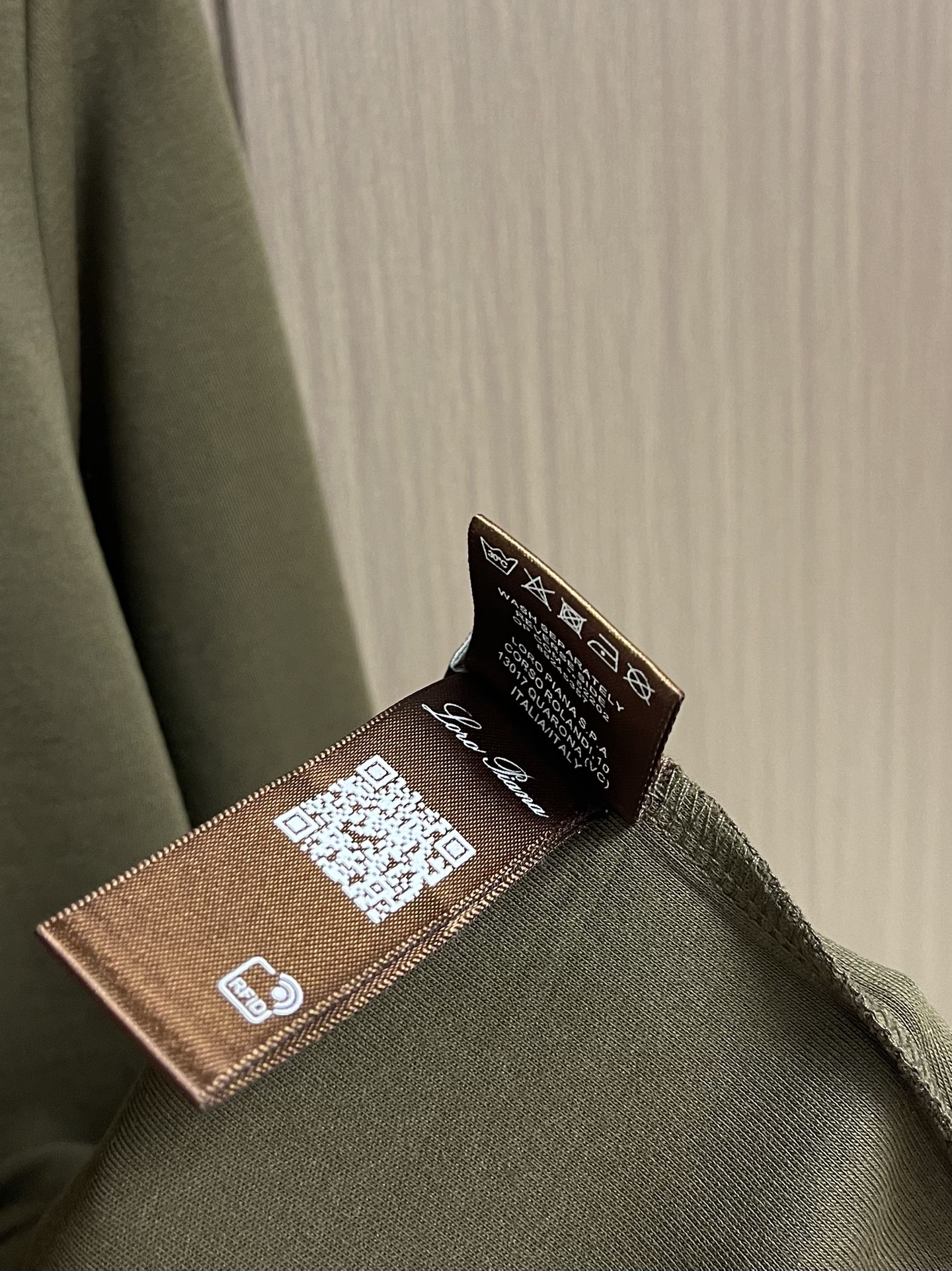 lP🆕 LoroPiana 2025ss秋冬新款长袖T恤打底衫，全品相！工艺采用胸前logo 刺绣设计！