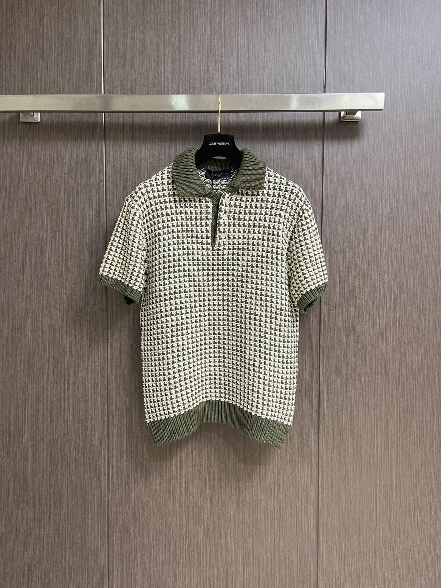 NO:518377,DIOR knitted jacquard short-sleeved T-shirt, using fixed brocade, soft silk anti-spherical fabric, the iconic Oblique printed pattern, and is organized by imported German jacquard. It accurately controls the arrangement and interweaving method of yarns carefully intertwined on the loom to form Dior patterns and textures, and uses seam three-dimensional seams. It uses specific sewing methods at the joints to make the clothes appear more three-dimensional and fit the body. The workmanship is cumbersome and complicated, and can be matched with multiple types of bottoms to create a fashionable shape. Customized auxiliary materials are complete with three standards!  Size S-XL, dior,dior,T-shirt,tees,t-shirt,alexander wang19860909DIOR 迪奥针织提花短袖T恤,采用定织锦悦柔丝抗球面料,标志性的 Oblique 印花图案,德国进口机提花组织而成 精确地控制纱线的排列和交织方式 在织机上精心交织 形成Dior图案和纹理,采用接缝立体缝线 它通过在接缝处使用特定的缝纫方法 使衣物呈现出更加立体和贴合身体的效果 做工繁琐复杂,能与多类型下装搭配营造时尚造型,定制辅料,三标齐全！尺码S-XL,,dior,dior,T-shirt,tees，t-shirt,alexander wang,Men's clothing