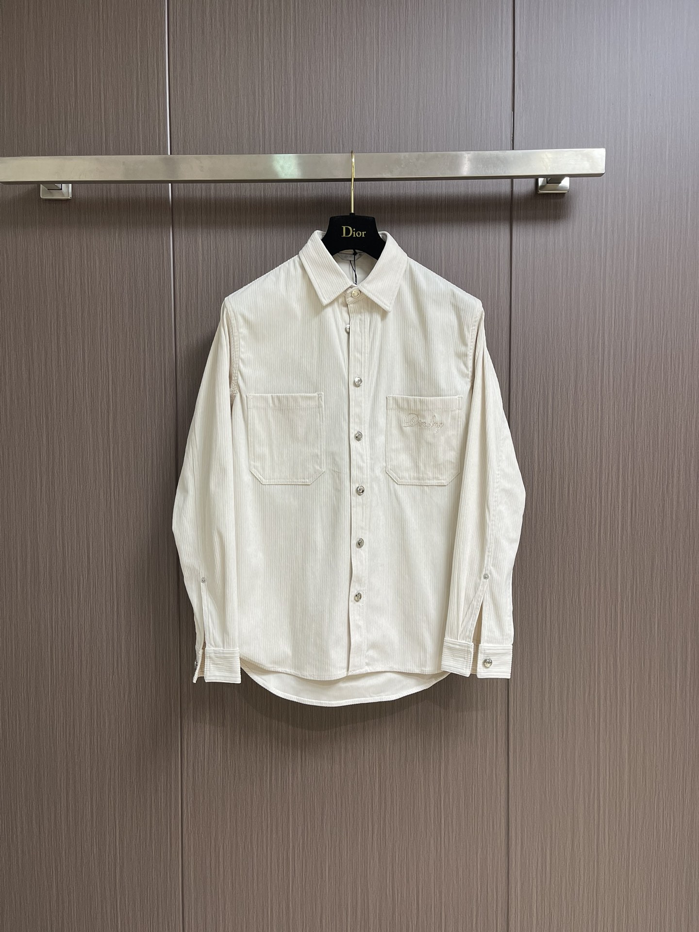 NO:522710,Tops, pants, Dior 2025ss new workwear corduroy long sleeve jacket and trousers set, 2025 winter series, decorated with the Dior Love logo inspired by Dior archives, paying tribute to Dior inheritance. It is carefully crafted from off-white cotton corduroy fabric, with five-pocket tailoring and Dior Love leather sign on the back, reinterpreting the workwear style with casual style. It can be matched with matching equipment to create a delicate look. Size 38-39-40-41 46-52 S-XL,,dior,dior,jackets & coats,alexander wang19860909上衣 裤子 Dior 2025ss新款工装灯芯绒长袖外套长裤套装,二零二五冬季系列新品,饰以灵感源自 Dior 档案的迪奥之爱标志,向 Dior承传致敬.采用米白色棉质灯芯绒面料精心制作,五口袋剪裁搭配后侧迪奥之爱皮革标牌,以休闲版型重新诠释工装风格.可与配套的搭配,打造精致造型.尺码38-39-40-41 46-52 S-XL,,dior,dior,jackets & coats,alexander wang,Men's clothing