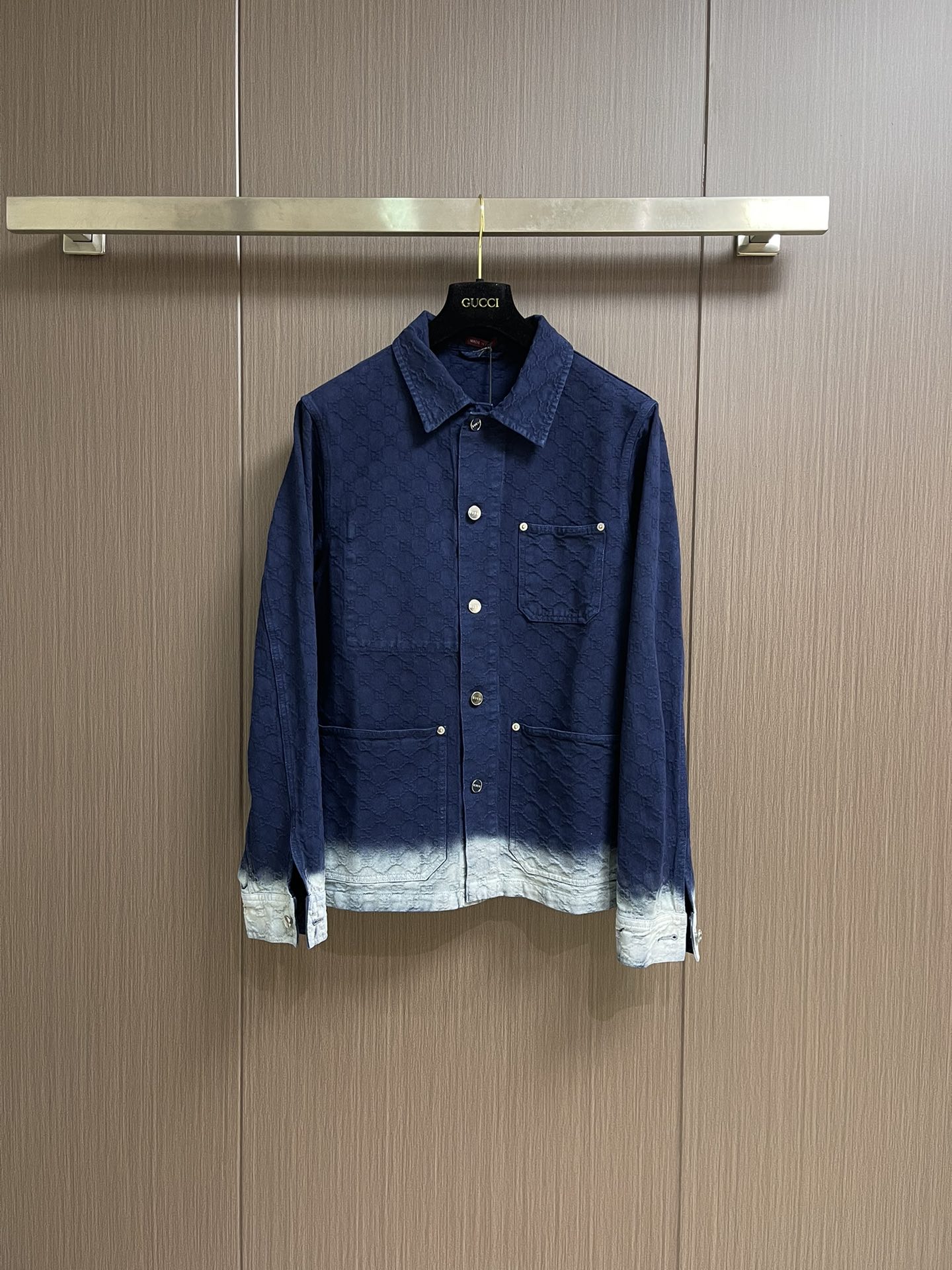 NO:518379,Tops, trousers, GUCCI dark pattern double G jacquard lapel denim jacket trousers suit, imported jacquard denim material, comfortable texture, crisp and stylish Enzyme washing technology, presents a retro color rub based on the classic denim style, integrating into the brand's iconic design language. Gradient dyeing technology uses a transition from deep to light color, giving a unique visual level to the single product The surface is decorated with brand-specific texture, highlighting high-end texture and recognition. Size S-XL 46-52,,gucci,jackets & coats,alexander wang19860909上衣 长裤 GUCCI 暗纹双G提花翻领牛仔外套长裤套装,进口提花牛仔材质,质感舒适,挺括有型 酵素水洗工艺,呈现复古擦色感以经典牛仔版型为基础,融入品牌标志性设计语言 采用渐变染色工艺,从深至浅的色彩过渡 赋予单品独特视觉层次 表面饰有品牌专属纹理,彰显高端质感与辨识度.尺码S-XL 46-52,,gucci,jackets & coats,alexander wang,Men's clothing