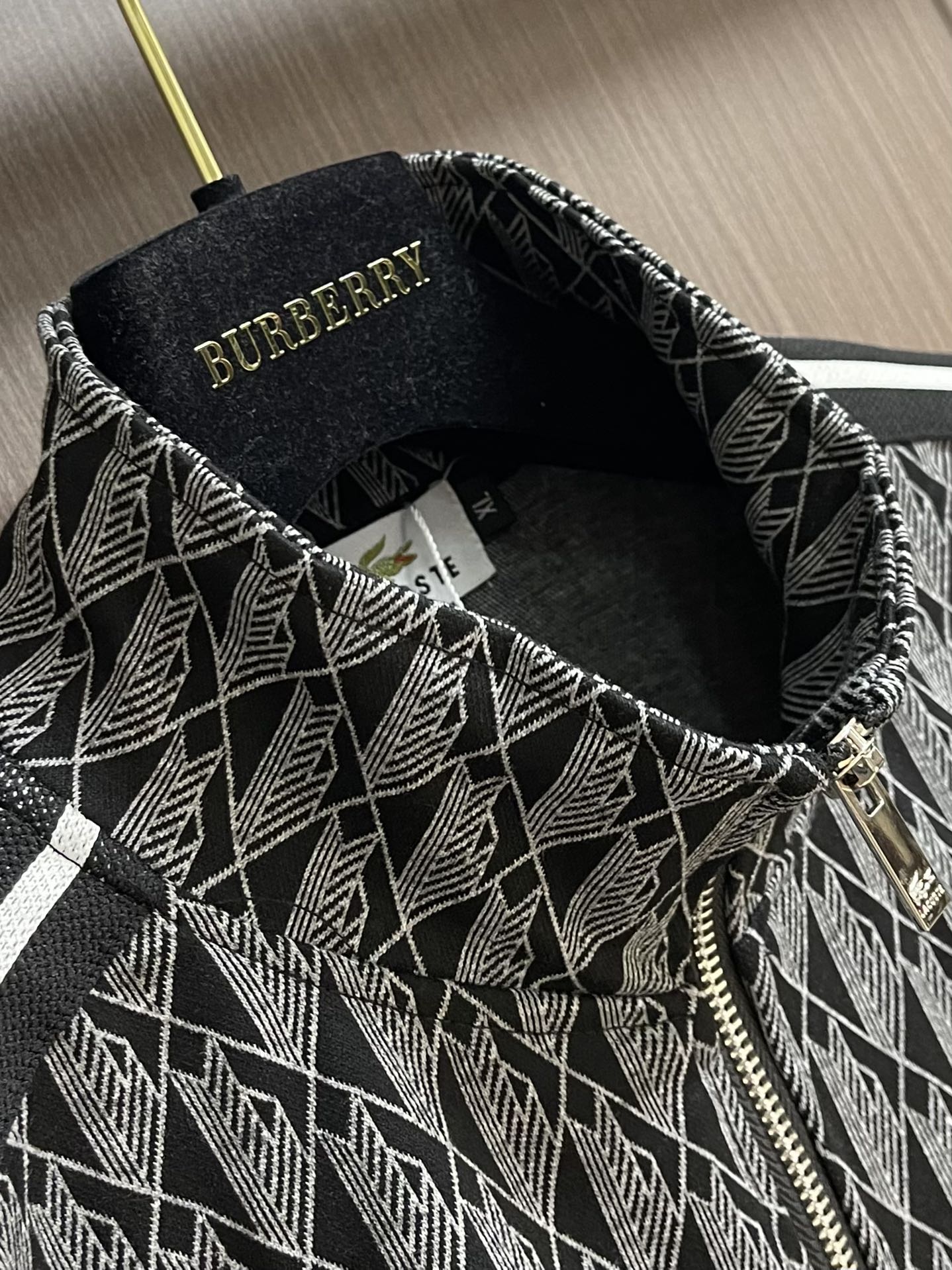 整套Lacoste 满印logo面料提花织带外套长裤套装，提花拼色字母Logo标志！标志性品牌元素，重工