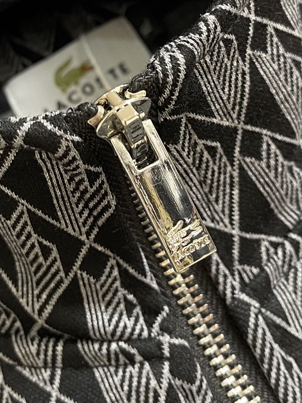 整套Lacoste 满印logo面料提花织带外套长裤套装，提花拼色字母Logo标志！标志性品牌元素，重工