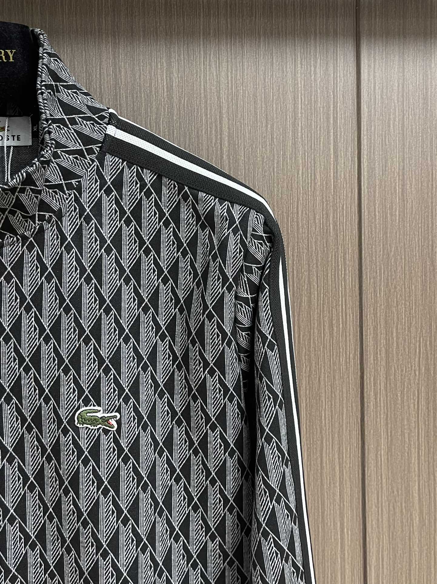 整套Lacoste 满印logo面料提花织带外套长裤套装，提花拼色字母Logo标志！标志性品牌元素，重工