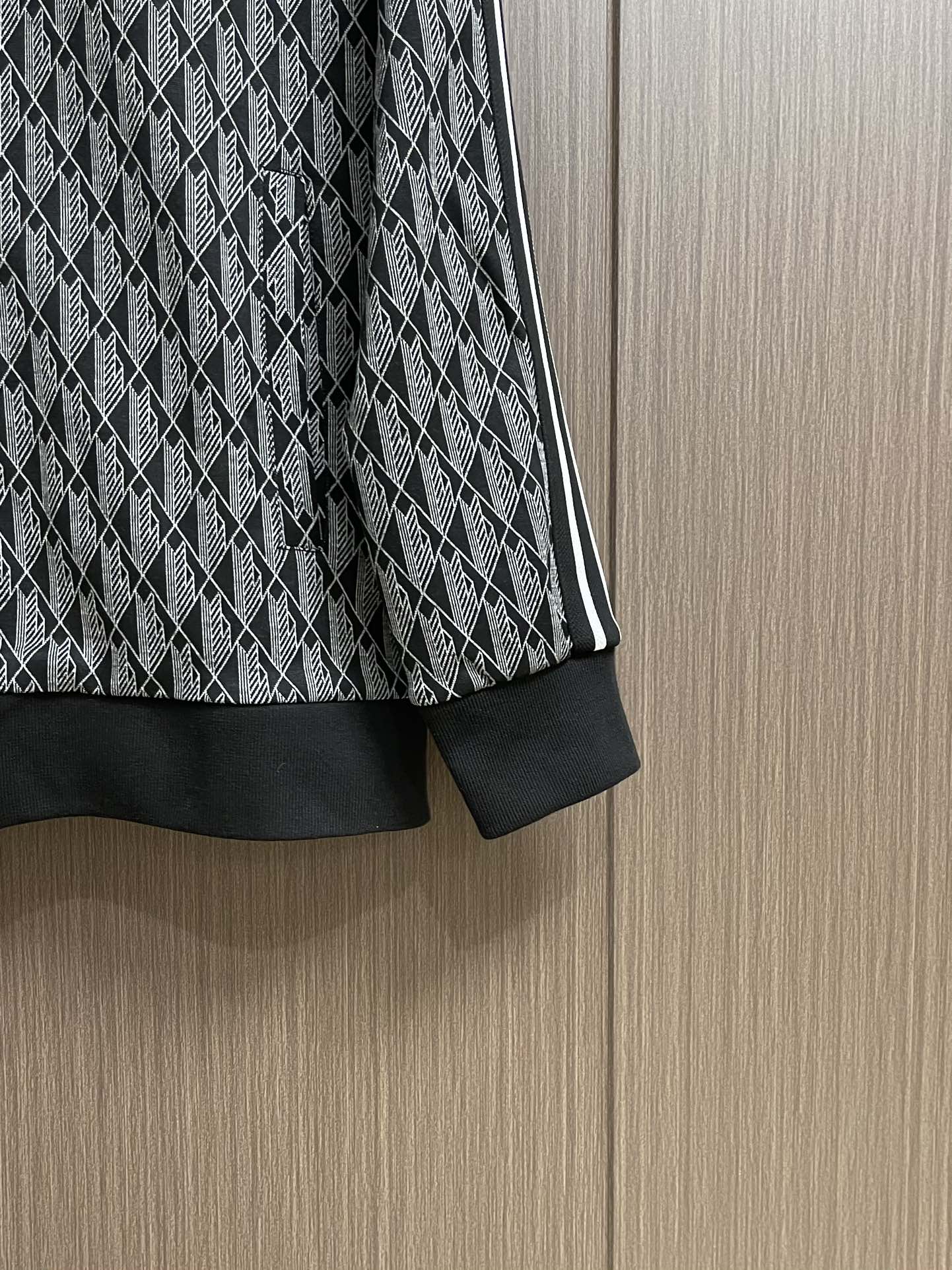 整套Lacoste 满印logo面料提花织带外套长裤套装，提花拼色字母Logo标志！标志性品牌元素，重工