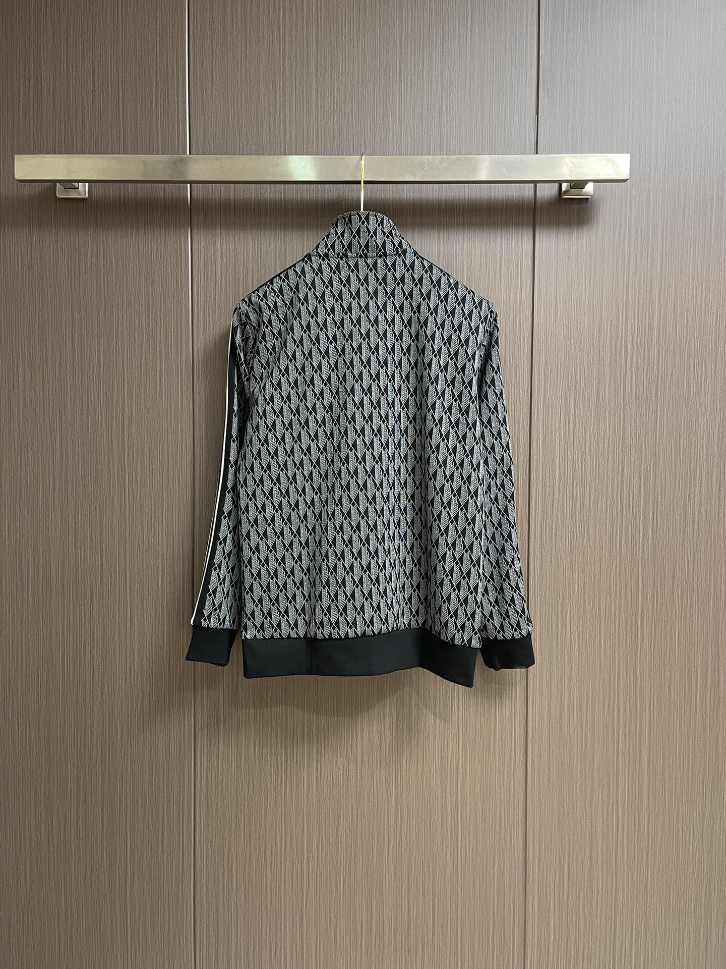 整套Lacoste 满印logo面料提花织带外套长裤套装，提花拼色字母Logo标志！标志性品牌元素，重工