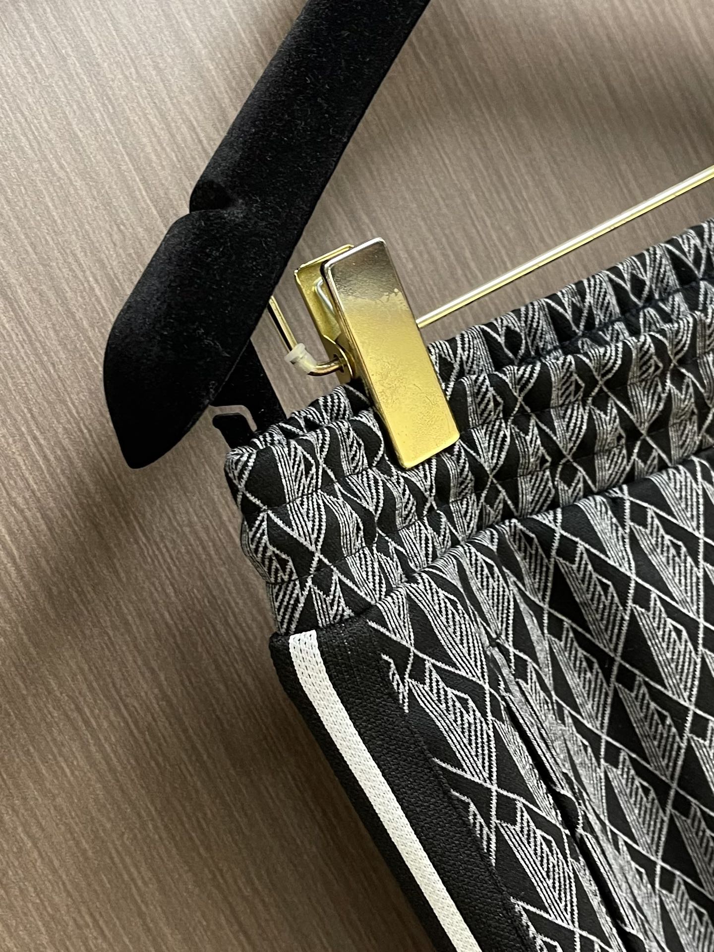 整套Lacoste 满印logo面料提花织带外套长裤套装，提花拼色字母Logo标志！标志性品牌元素，重工