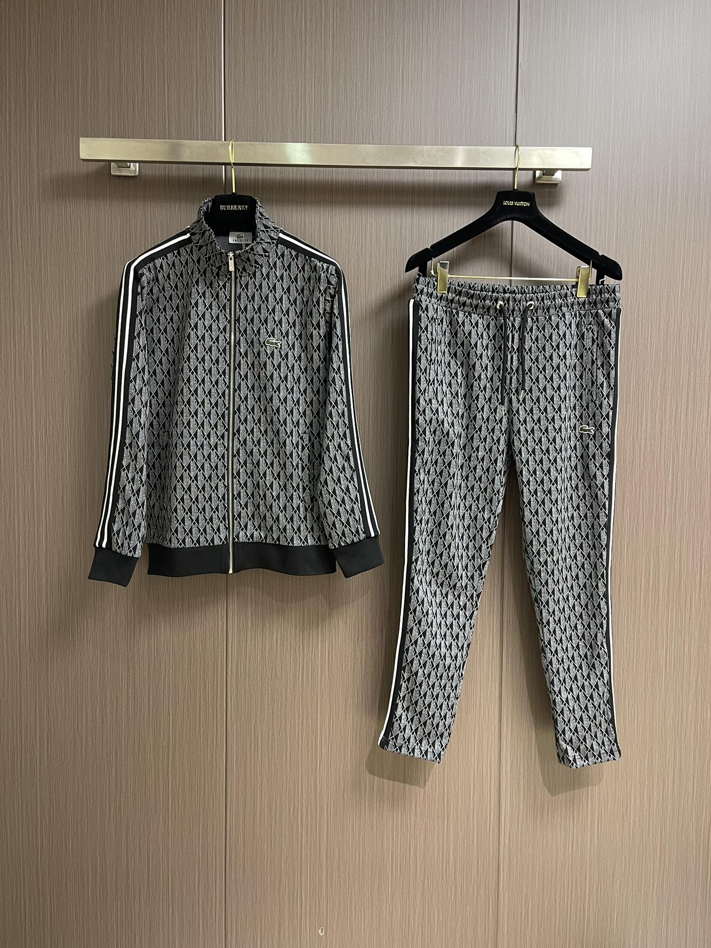 整套Lacoste 满印logo面料提花织带外套长裤套装，提花拼色字母Logo标志！标志性品牌元素，重工