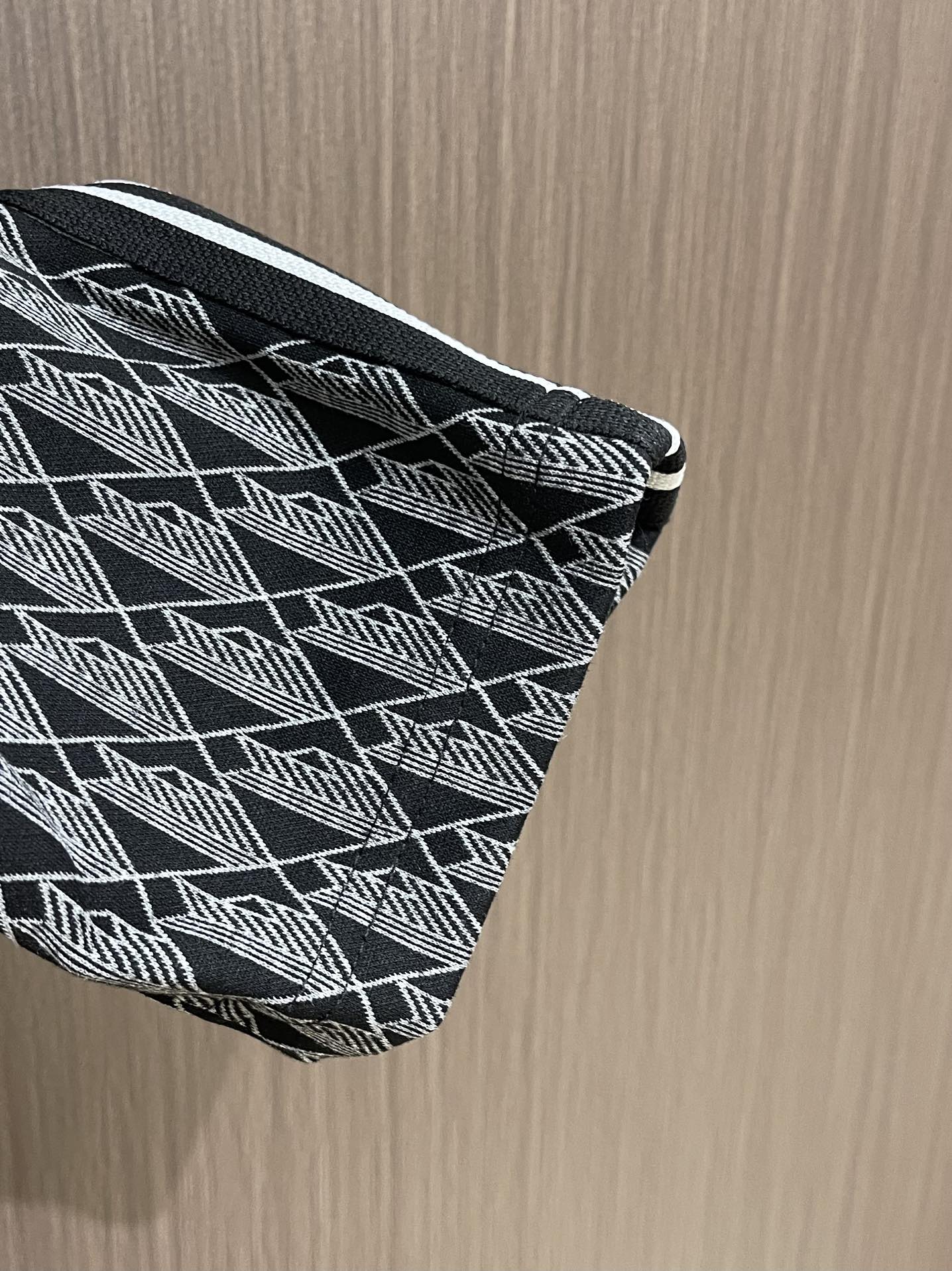 整套Lacoste 满印logo面料提花织带外套长裤套装，提花拼色字母Logo标志！标志性品牌元素，重工