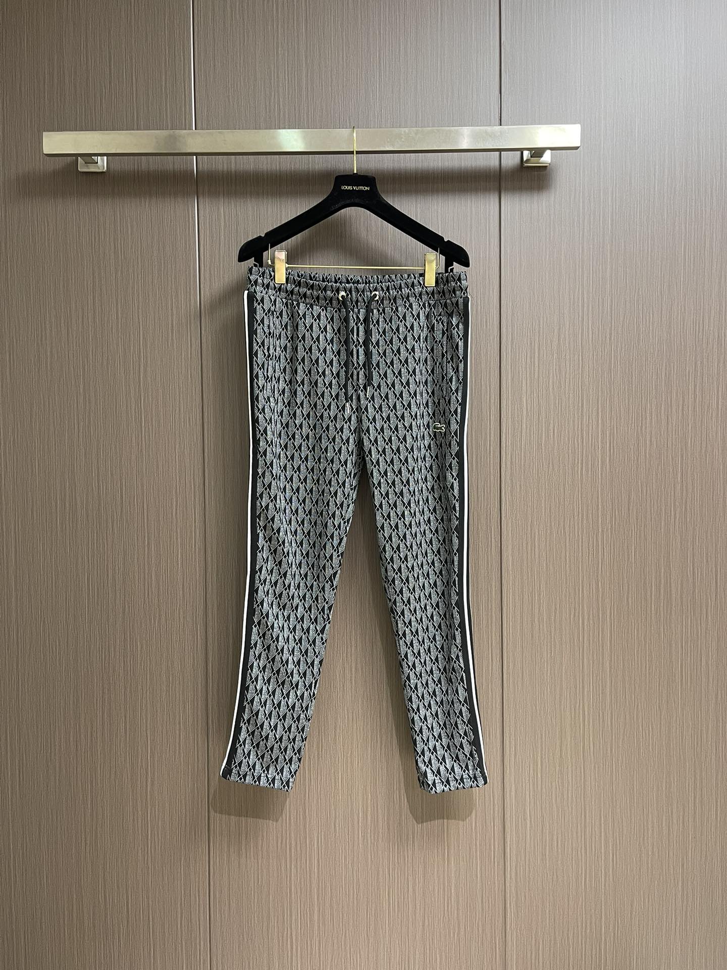 整套Lacoste 满印logo面料提花织带外套长裤套装，提花拼色字母Logo标志！标志性品牌元素，重工