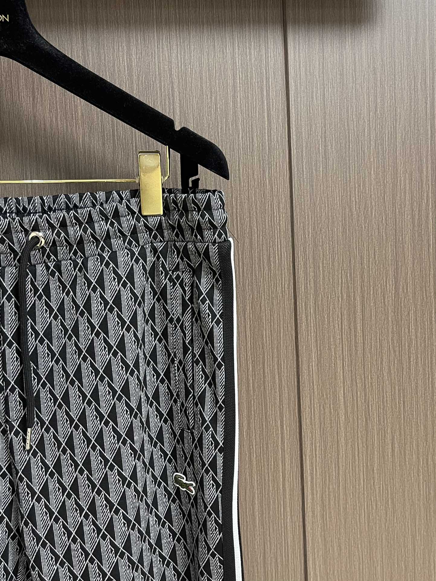 整套Lacoste 满印logo面料提花织带外套长裤套装，提花拼色字母Logo标志！标志性品牌元素，重工