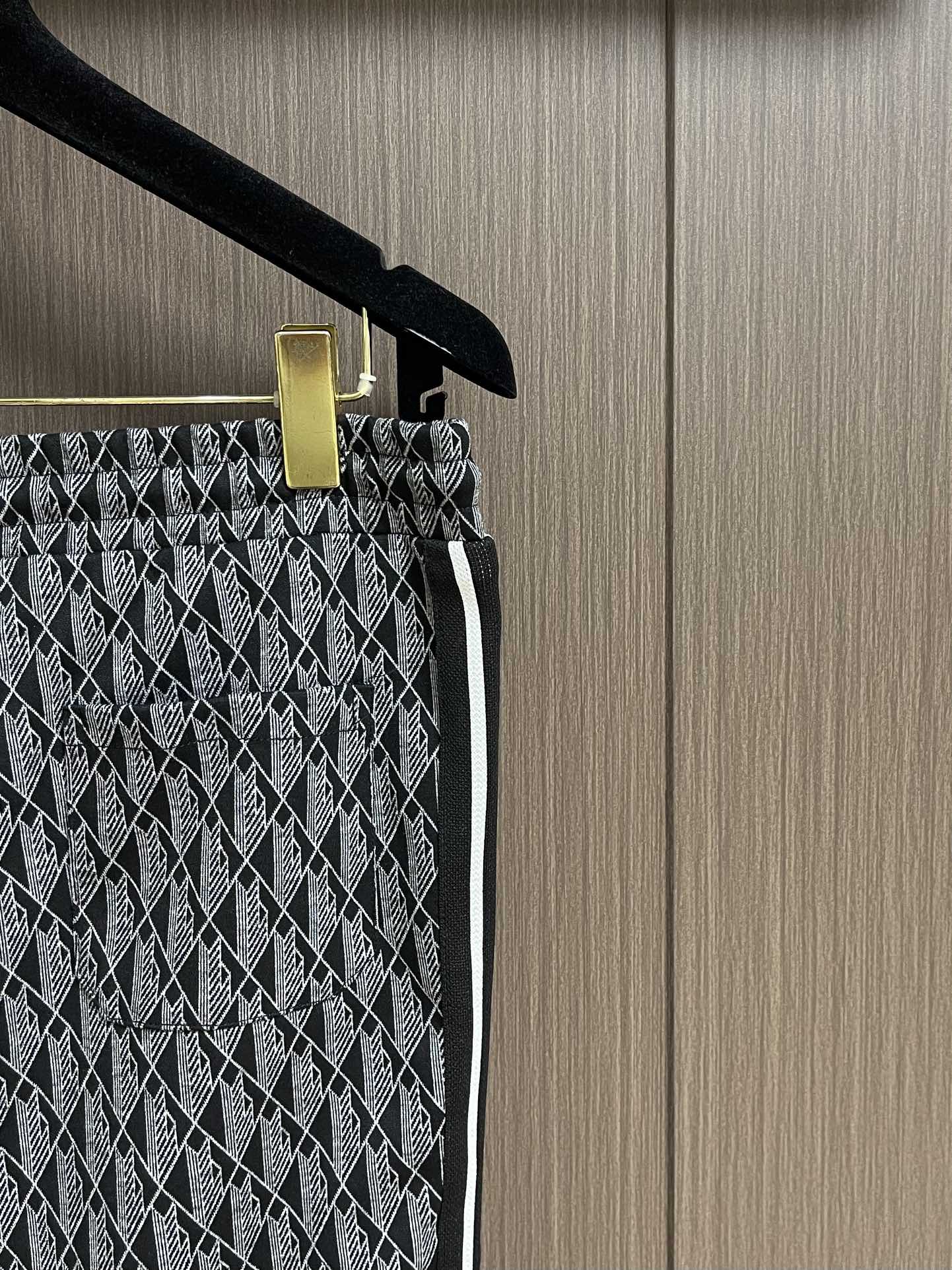 整套Lacoste 满印logo面料提花织带外套长裤套装，提花拼色字母Logo标志！标志性品牌元素，重工