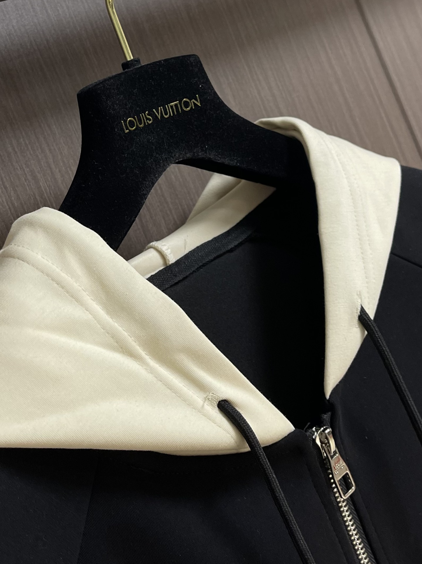 整套LV 连帽夹克外套卫裤套装，简约低调的配色属于不挑人不挑年龄的百搭款，舒适性和独特风格，客供进口防水