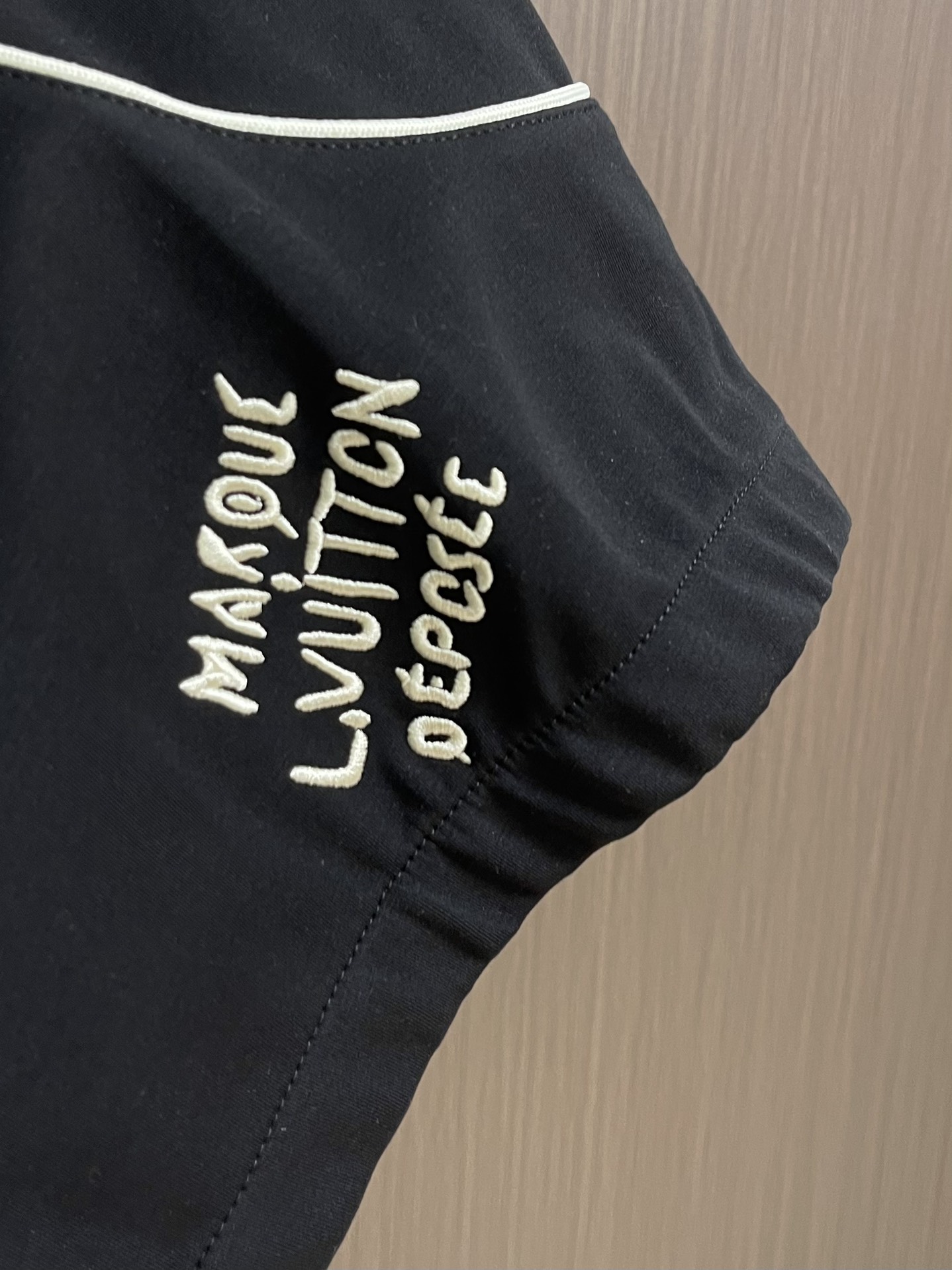 整套LV 连帽夹克外套卫裤套装，简约低调的配色属于不挑人不挑年龄的百搭款，舒适性和独特风格，客供进口防水