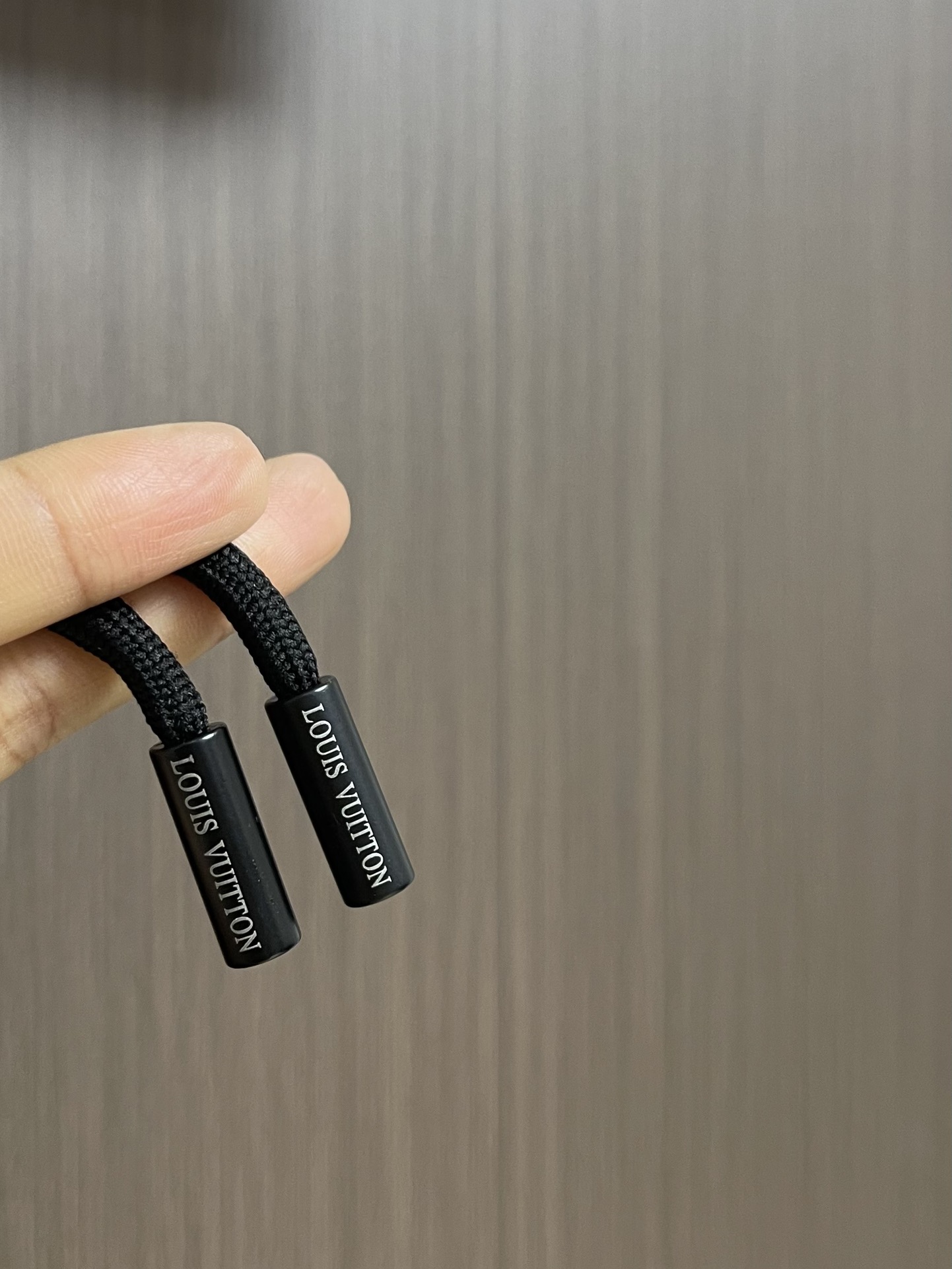 整套LV 连帽夹克外套卫裤套装，简约低调的配色属于不挑人不挑年龄的百搭款，舒适性和独特风格，客供进口防水