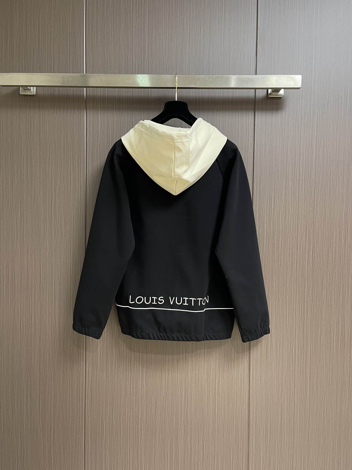 整套LV 连帽夹克外套卫裤套装，简约低调的配色属于不挑人不挑年龄的百搭款，舒适性和独特风格，客供进口防水