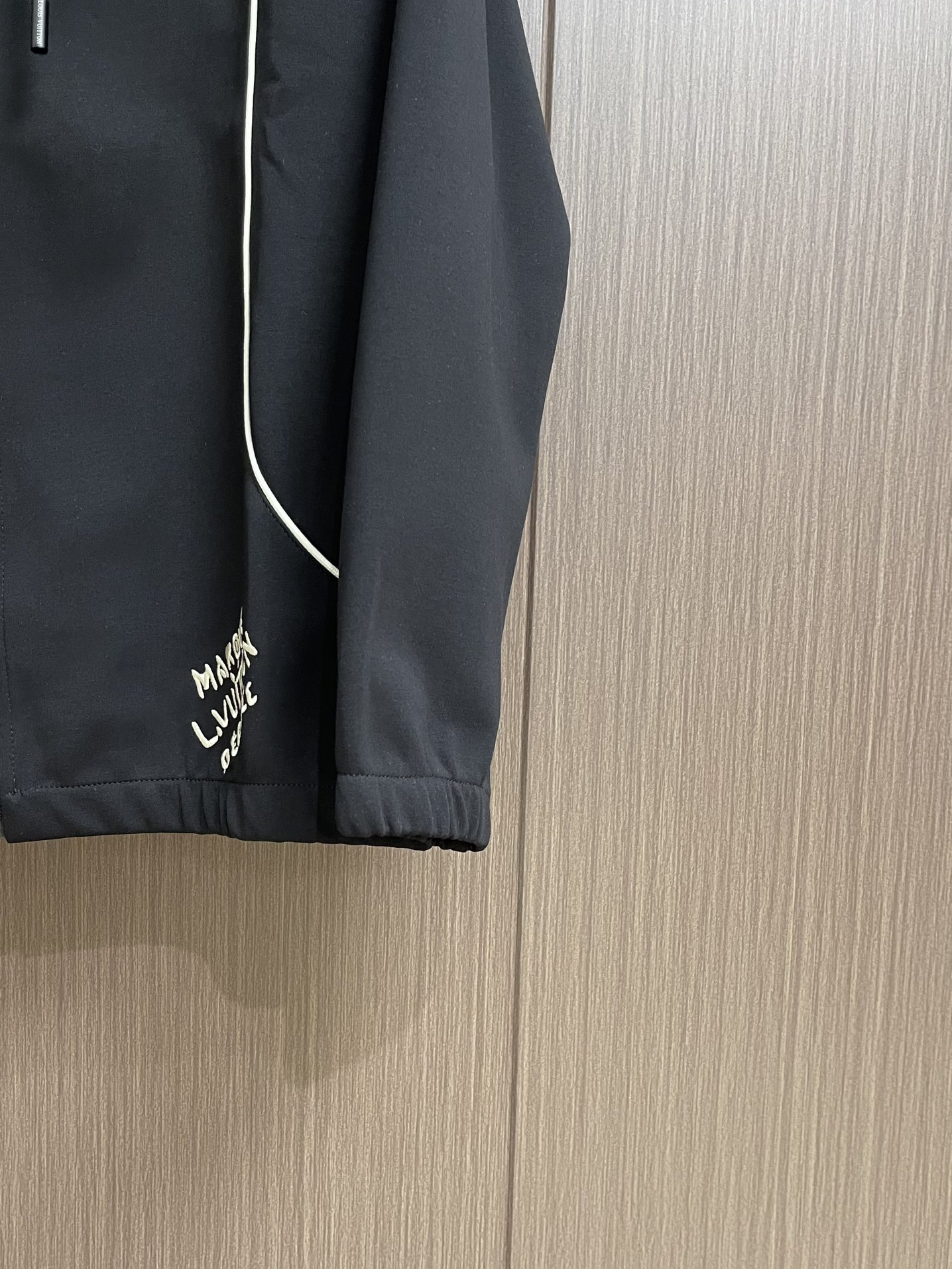 整套LV 连帽夹克外套卫裤套装，简约低调的配色属于不挑人不挑年龄的百搭款，舒适性和独特风格，客供进口防水