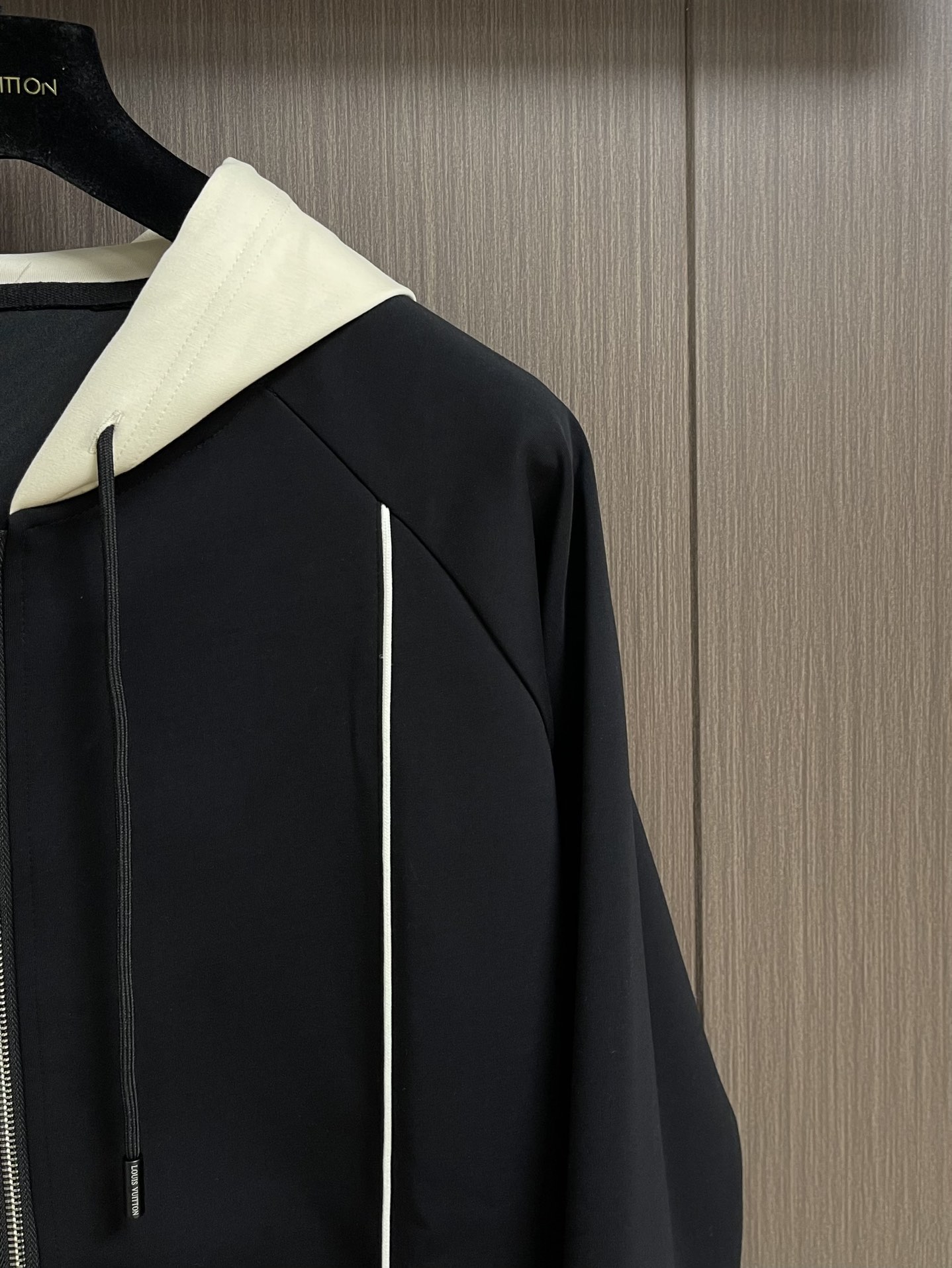 整套LV 连帽夹克外套卫裤套装，简约低调的配色属于不挑人不挑年龄的百搭款，舒适性和独特风格，客供进口防水