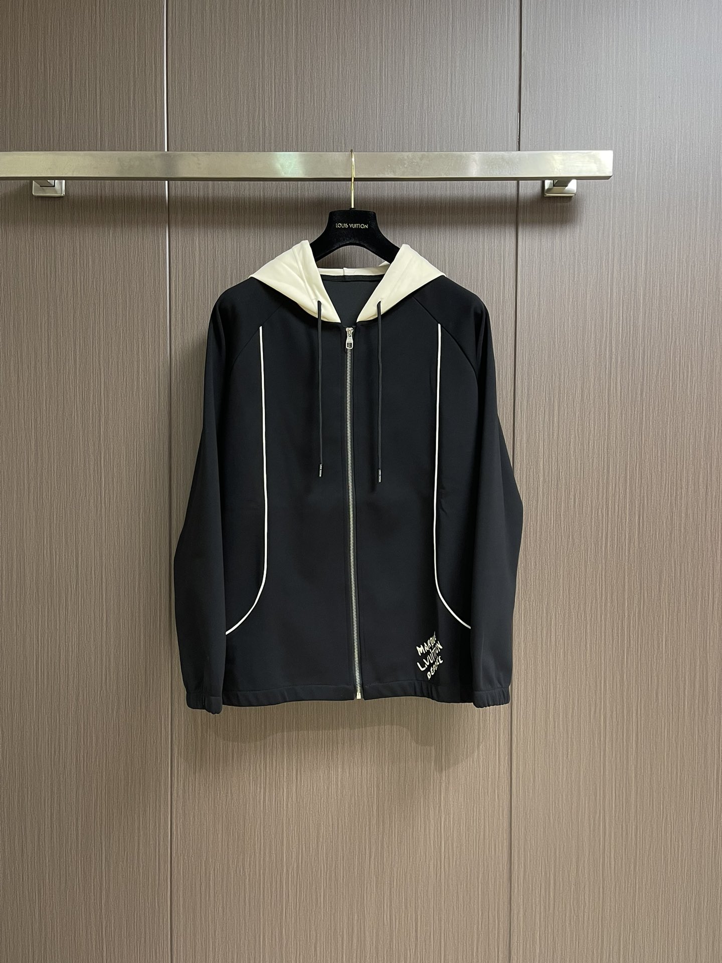 NO:521452,The complete set of LV hooded jacket jacket and trousers suits, simple and low-key color scheme is a versatile style that is not picky about people or age. It is comfortable and unique style. It is imported waterproof composite material, with a shiny feeling, breathable and sweaty, casual and loose splicing style cutting, an excellent choice for early spring leisure. Size M-3XL,,louis vuitton, jackets & coats, jackets & coats, hats, alexander wang19860909整套 LV 连帽夹克外套卫裤套装,简约低调的配色属于不挑人不挑年龄的百搭款,舒适性和独特风格,客供进口防水复合材质,富有光泽感,透气排汗,休闲宽松的拼接版型裁剪,早春休闲的绝佳之选.尺码M-3XL,,louis vuitton,jackets & coats,jackets & coats,hats,alexander wang,Men's clothing