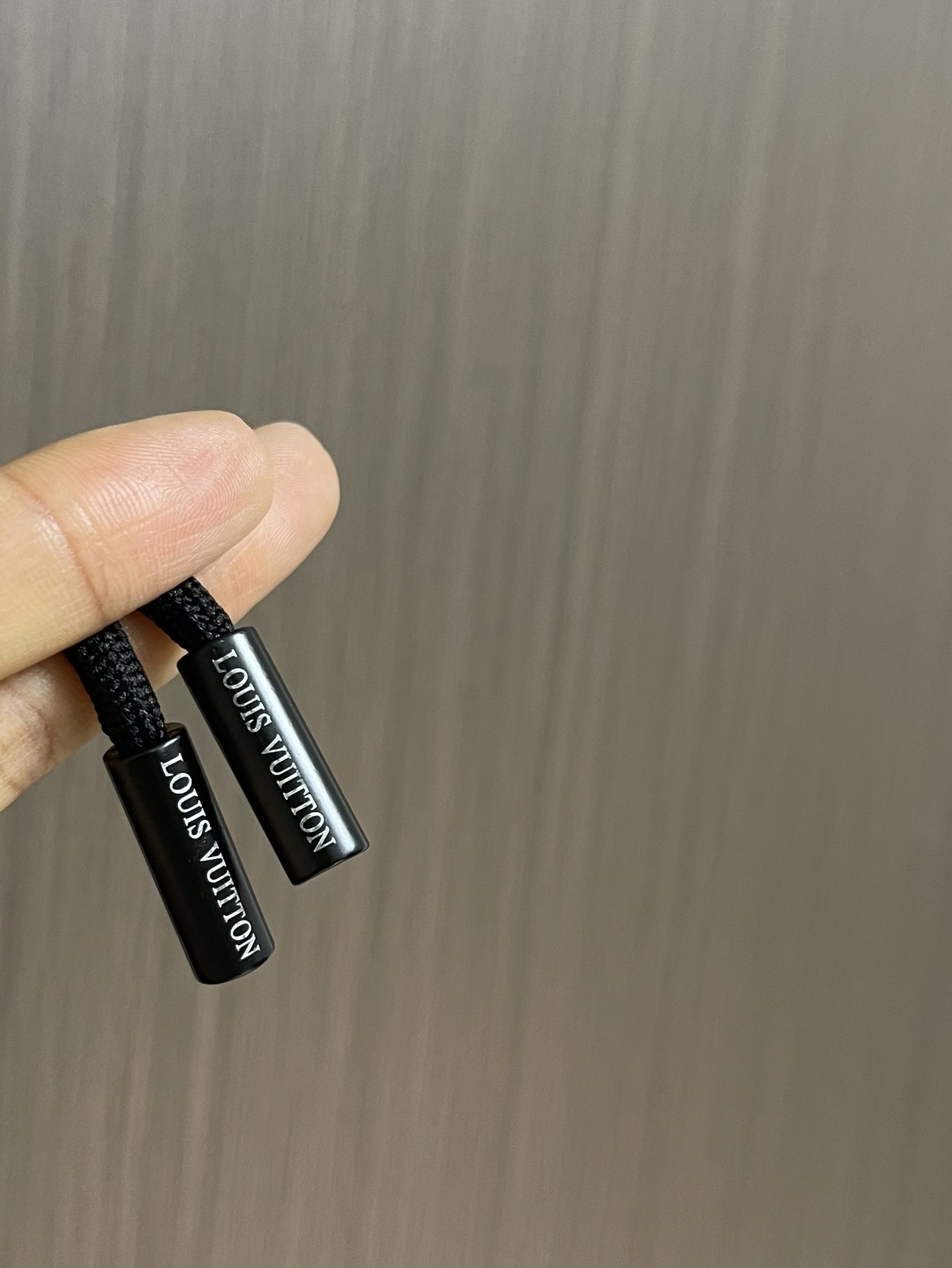 整套LV 连帽夹克外套卫裤套装，简约低调的配色属于不挑人不挑年龄的百搭款，舒适性和独特风格，客供进口防水