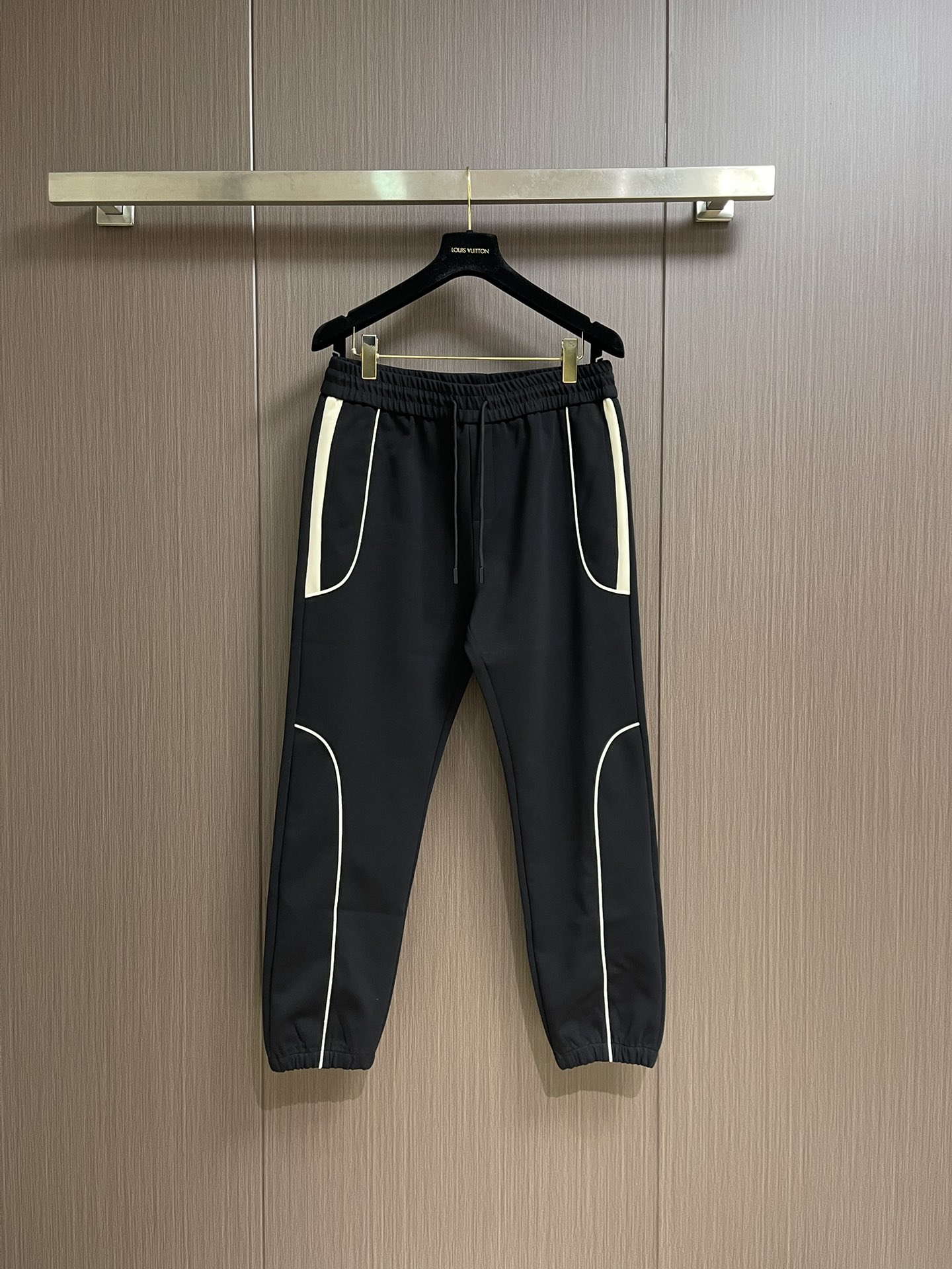 整套LV 连帽夹克外套卫裤套装，简约低调的配色属于不挑人不挑年龄的百搭款，舒适性和独特风格，客供进口防水