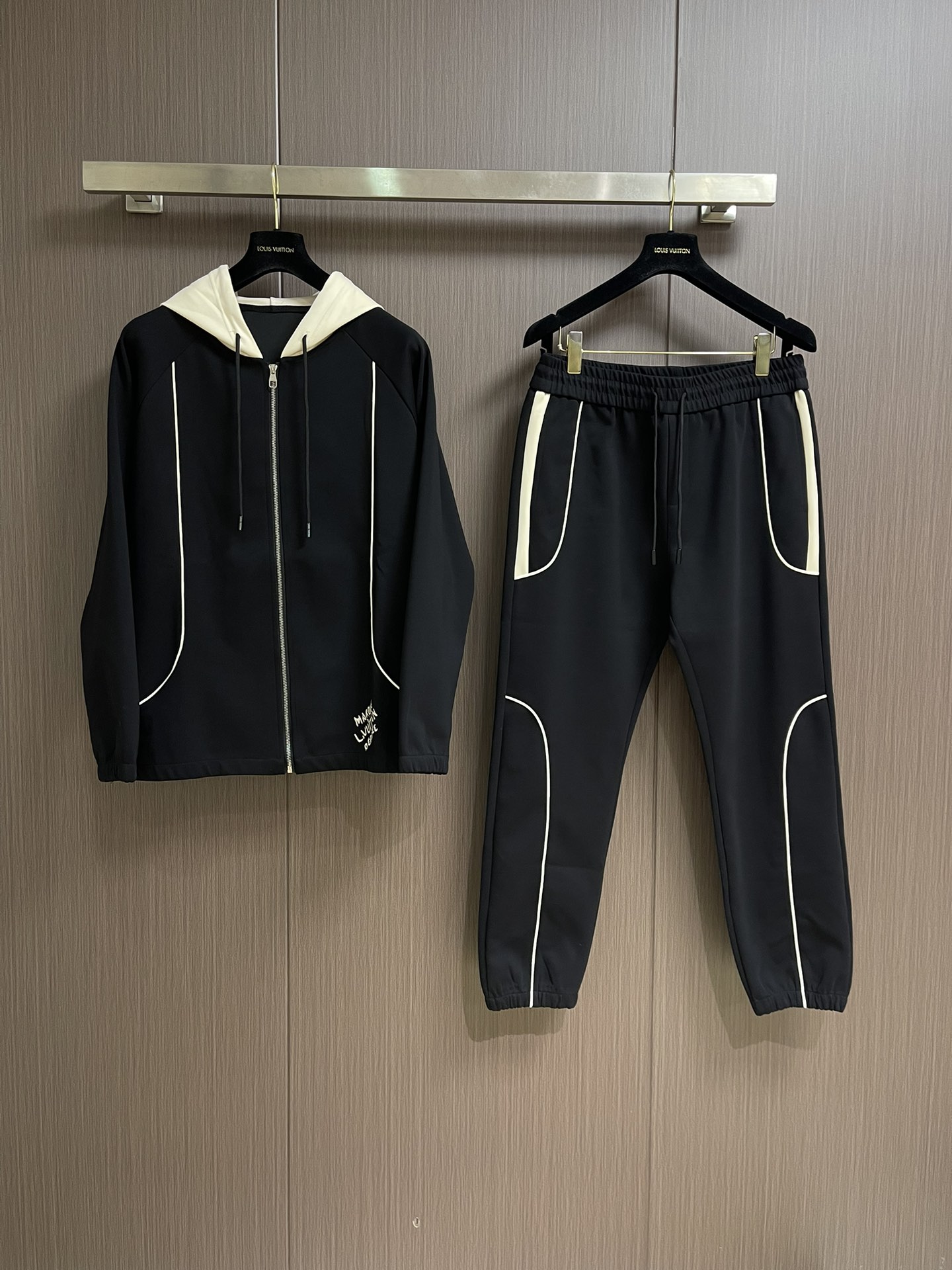 整套LV 连帽夹克外套卫裤套装，简约低调的配色属于不挑人不挑年龄的百搭款，舒适性和独特风格，客供进口防水