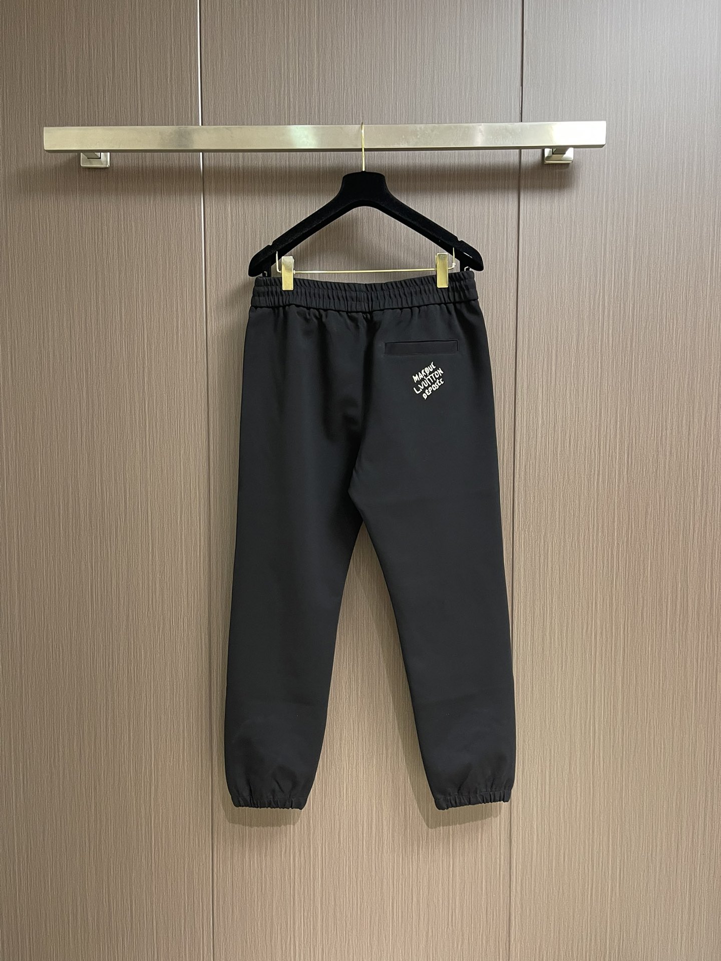 整套LV 连帽夹克外套卫裤套装，简约低调的配色属于不挑人不挑年龄的百搭款，舒适性和独特风格，客供进口防水