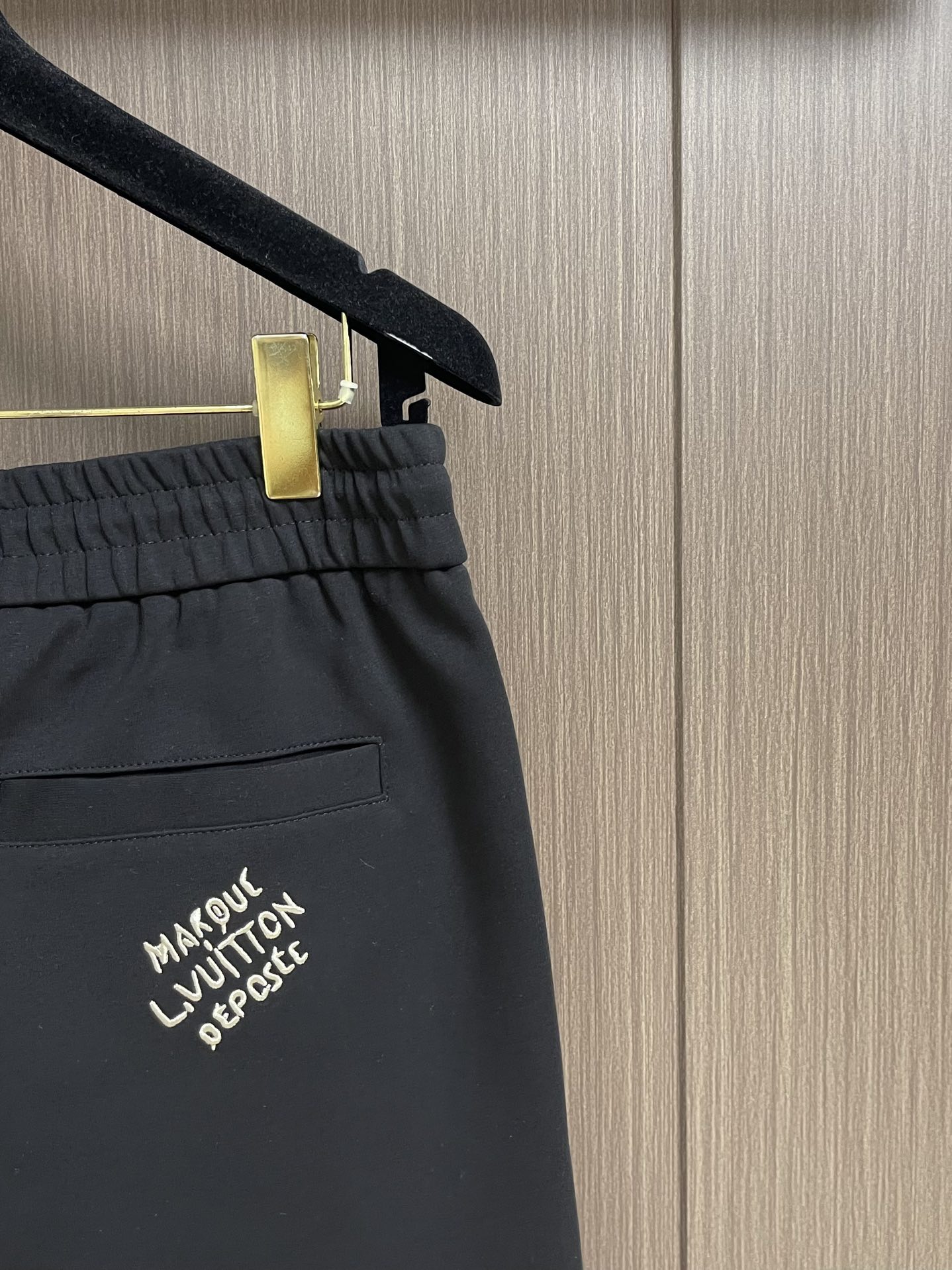 整套LV 连帽夹克外套卫裤套装，简约低调的配色属于不挑人不挑年龄的百搭款，舒适性和独特风格，客供进口防水