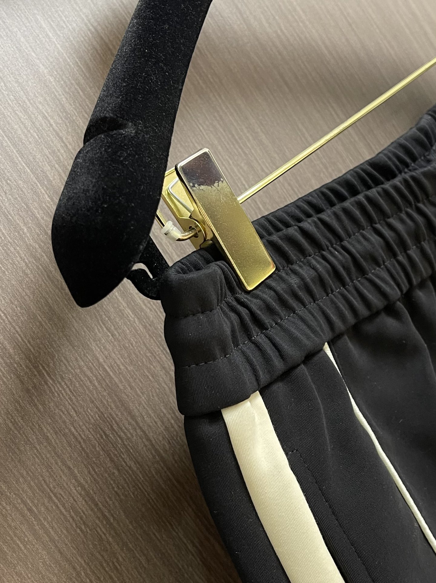 整套LV 连帽夹克外套卫裤套装，简约低调的配色属于不挑人不挑年龄的百搭款，舒适性和独特风格，客供进口防水