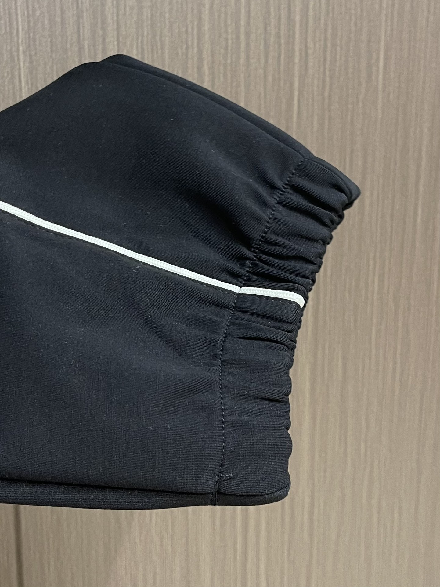 整套LV 连帽夹克外套卫裤套装，简约低调的配色属于不挑人不挑年龄的百搭款，舒适性和独特风格，客供进口防水