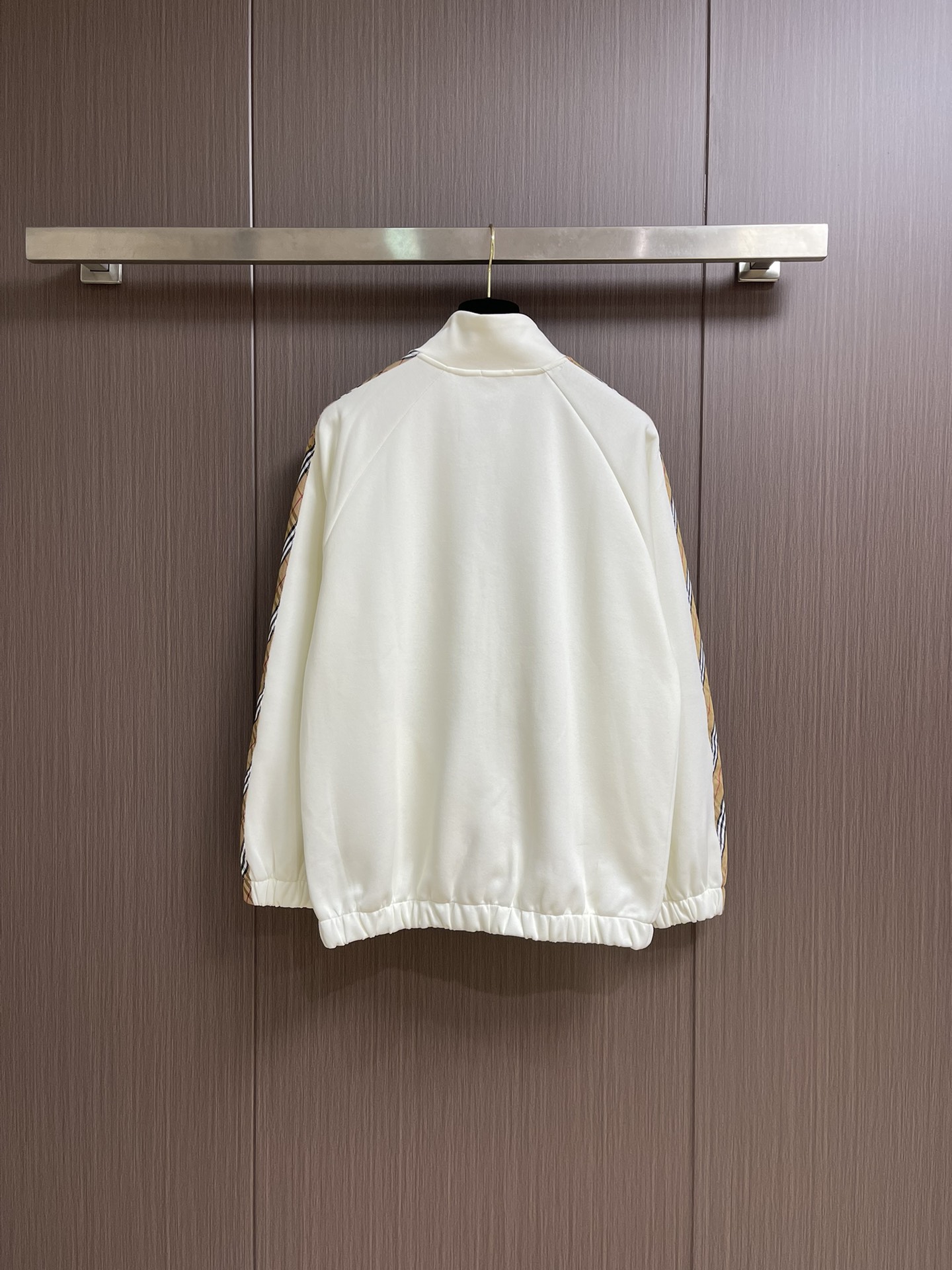 整套Burberry 经典款织带长袖外套长裤套装，上身效果都很出挑。呈现直版剪裁，订制原版织带拼接，品牌