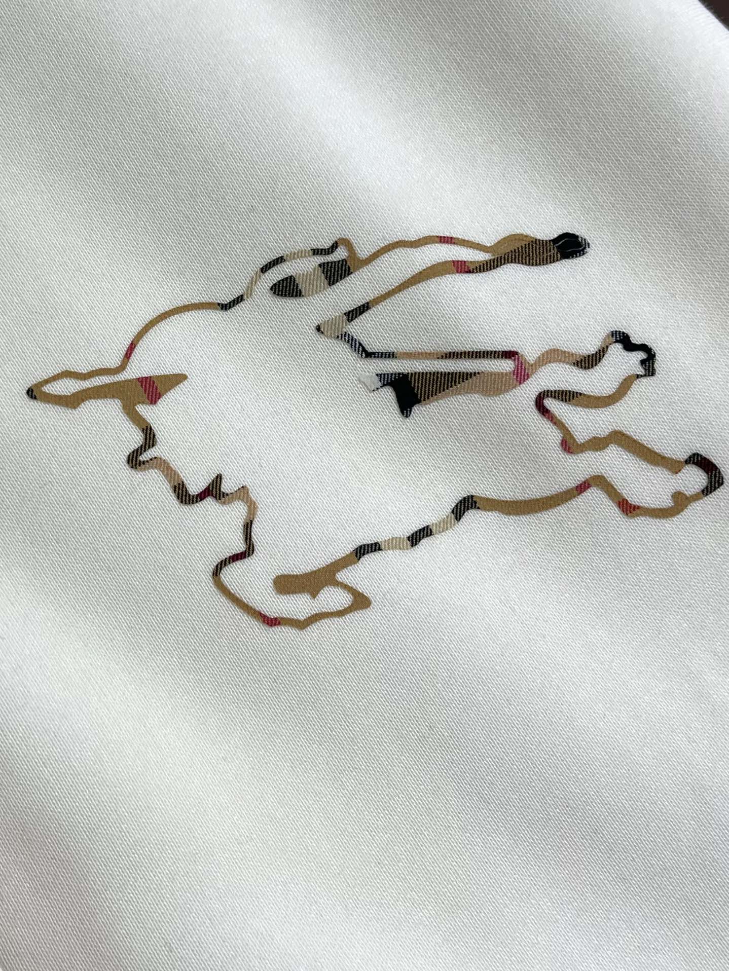 整套Burberry 经典款织带长袖外套长裤套装，上身效果都很出挑。呈现直版剪裁，订制原版织带拼接，品牌