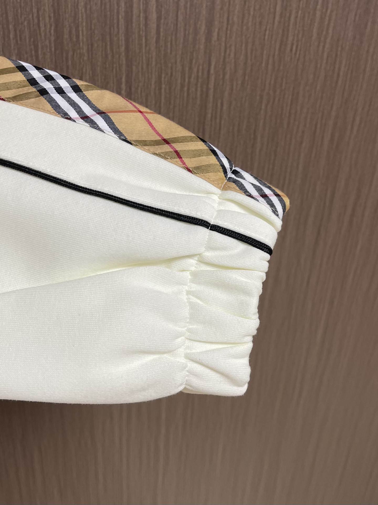 整套Burberry 经典款织带长袖外套长裤套装，上身效果都很出挑。呈现直版剪裁，订制原版织带拼接，品牌