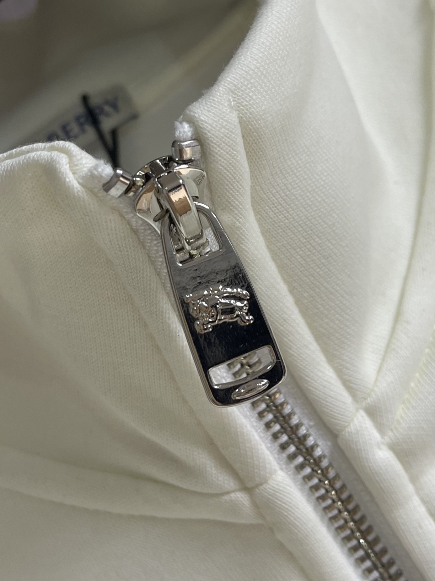 整套Burberry 经典款织带长袖外套长裤套装，上身效果都很出挑。呈现直版剪裁，订制原版织带拼接，品牌