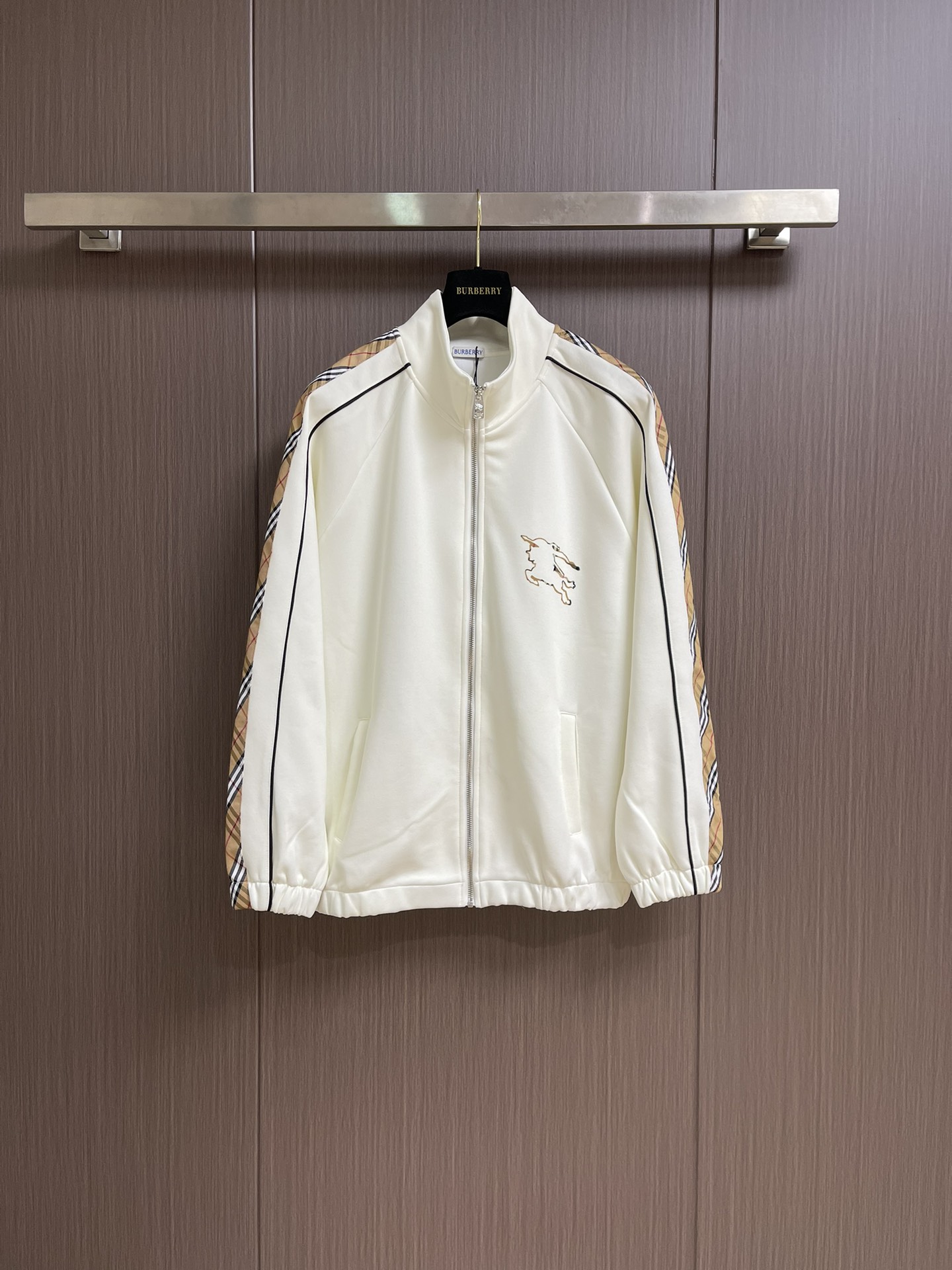 NO:521451,The whole set of Burberry classic webbing long sleeve jacket and trousers set, the upper body effect is outstanding. It presents straight cut, customized original webbing splicing, the brand fabric is smooth and smooth, delicate and cool, and the texture is excellent. The upper body is refreshing and comfortable. Size M-3XL, burberry, jackets & coats, alexander wang19860909整套 Burberry 经典款织带长袖外套长裤套装,上身效果都很出挑.呈现直版剪裁,订制原版织带拼接,品牌面料垂顺爽滑,细腻冰凉,质感卓然 .上身清爽舒适.尺码M-3XL,,burberry,jackets & coats,alexander wang,Men's clothing