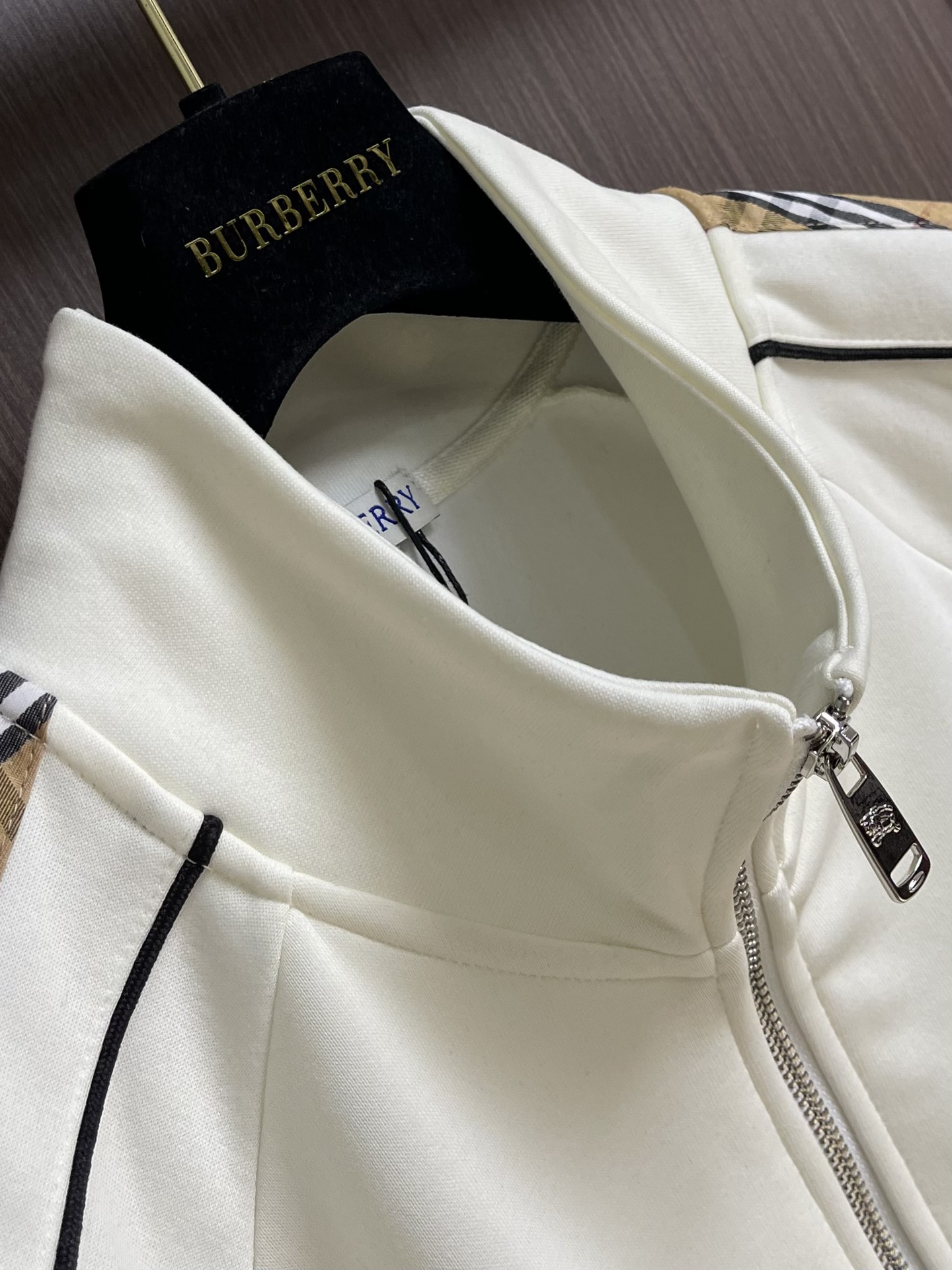 整套Burberry 经典款织带长袖外套长裤套装，上身效果都很出挑。呈现直版剪裁，订制原版织带拼接，品牌