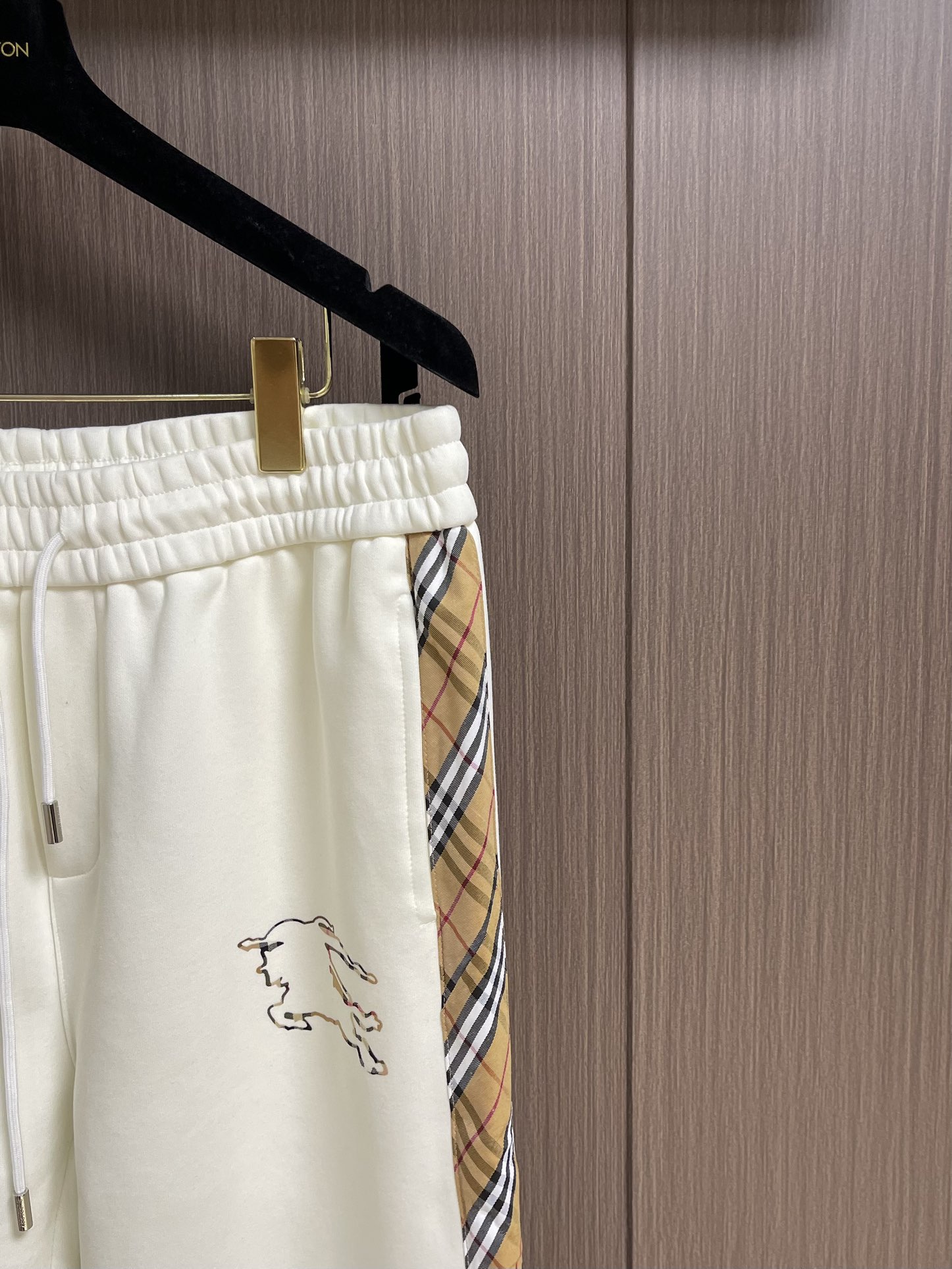 整套Burberry 经典款织带长袖外套长裤套装，上身效果都很出挑。呈现直版剪裁，订制原版织带拼接，品牌