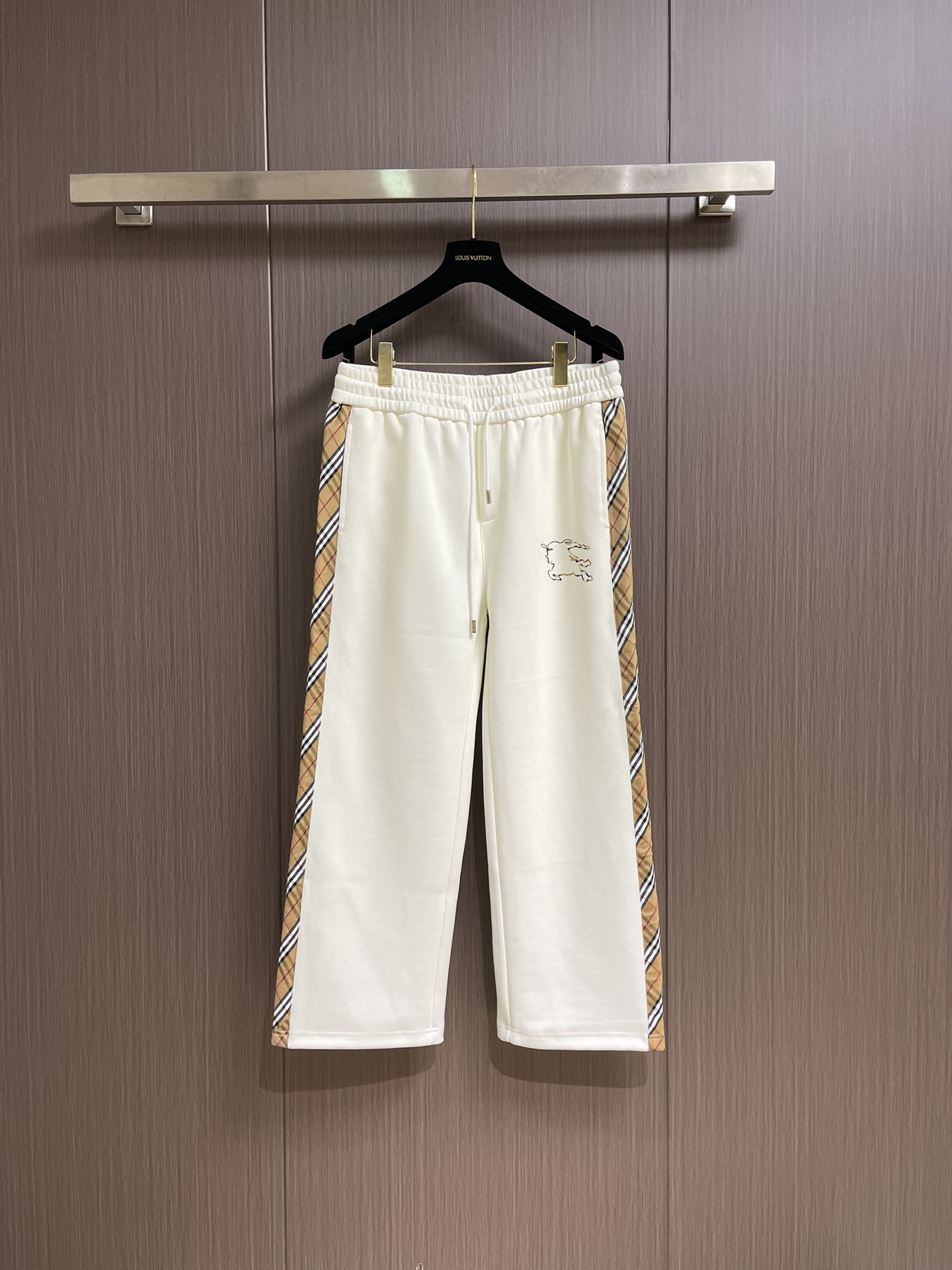 整套Burberry 经典款织带长袖外套长裤套装，上身效果都很出挑。呈现直版剪裁，订制原版织带拼接，品牌