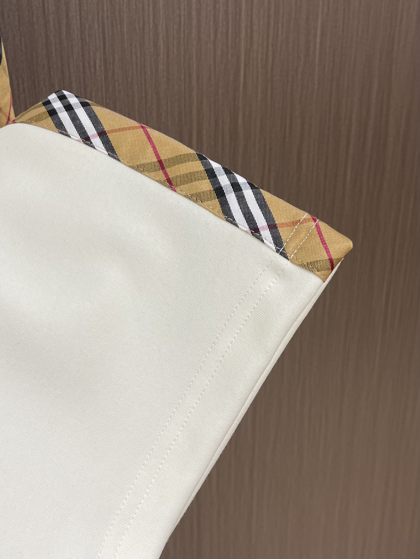 整套Burberry 经典款织带长袖外套长裤套装，上身效果都很出挑。呈现直版剪裁，订制原版织带拼接，品牌