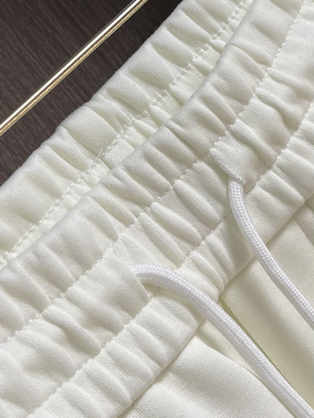 整套Burberry 经典款织带长袖外套长裤套装，上身效果都很出挑。呈现直版剪裁，订制原版织带拼接，品牌