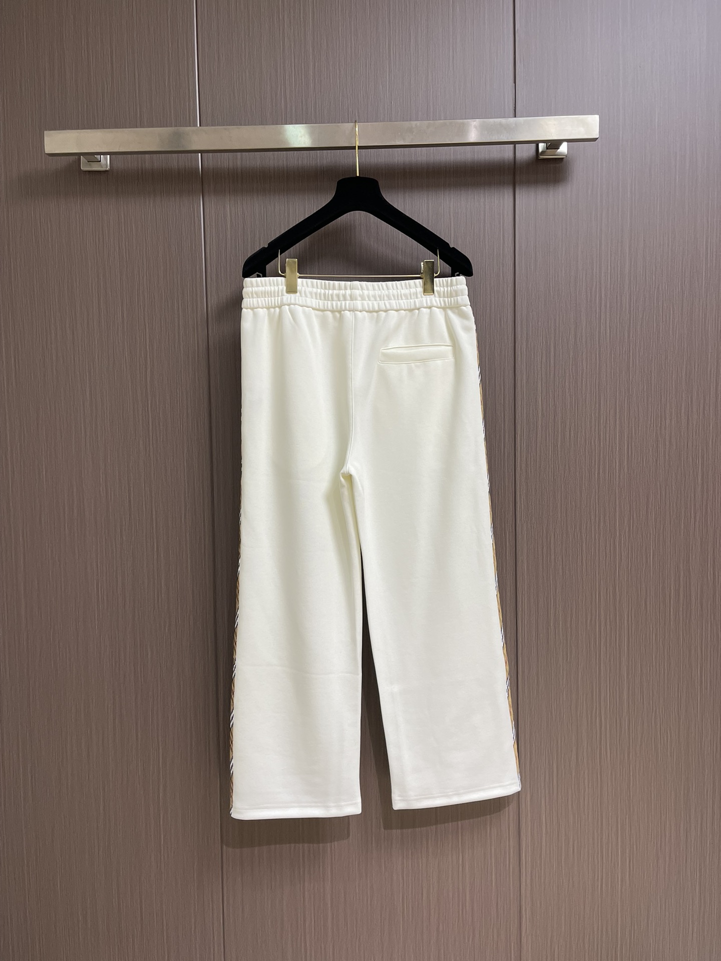 整套Burberry 经典款织带长袖外套长裤套装，上身效果都很出挑。呈现直版剪裁，订制原版织带拼接，品牌