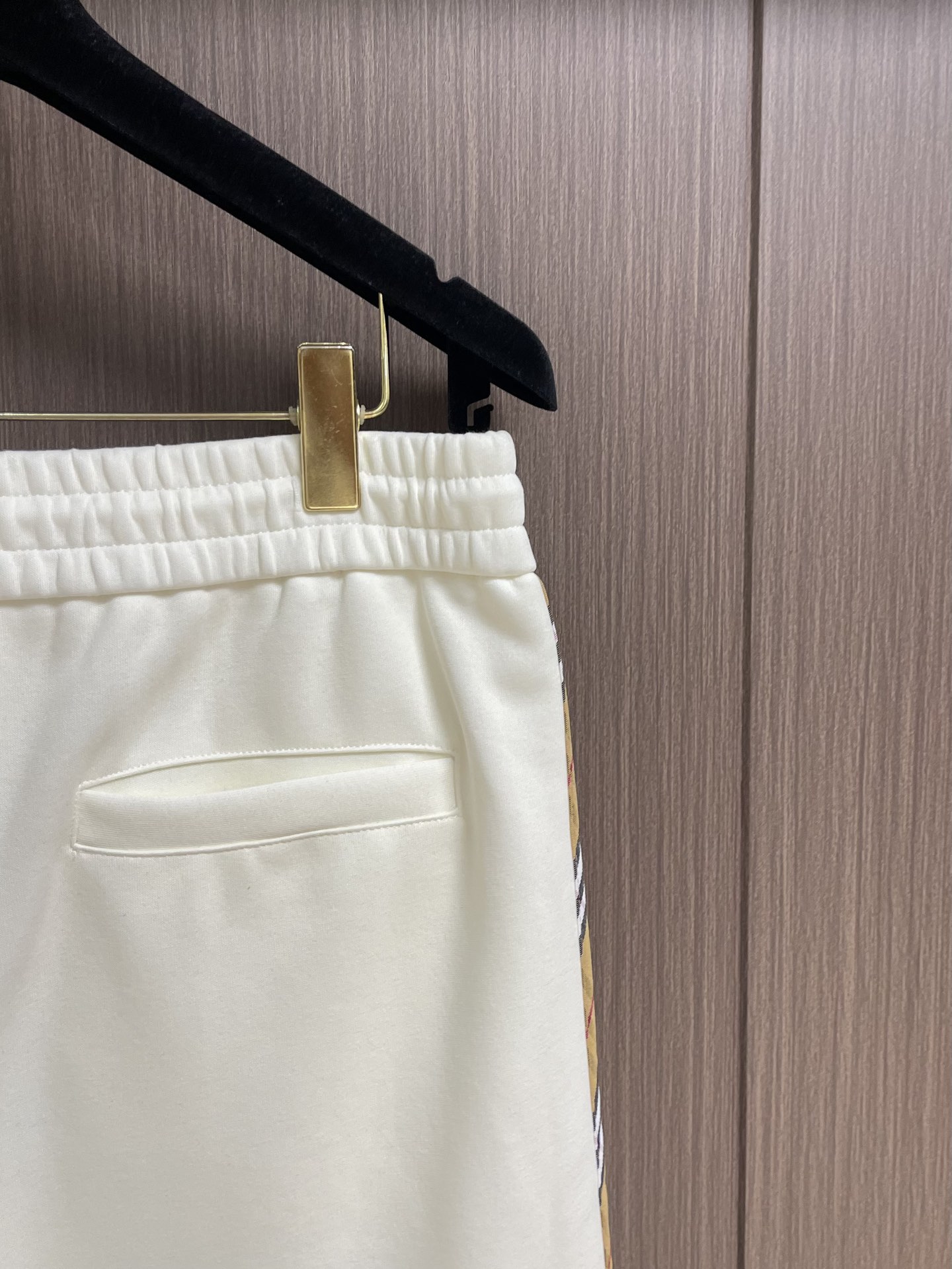 整套Burberry 经典款织带长袖外套长裤套装，上身效果都很出挑。呈现直版剪裁，订制原版织带拼接，品牌