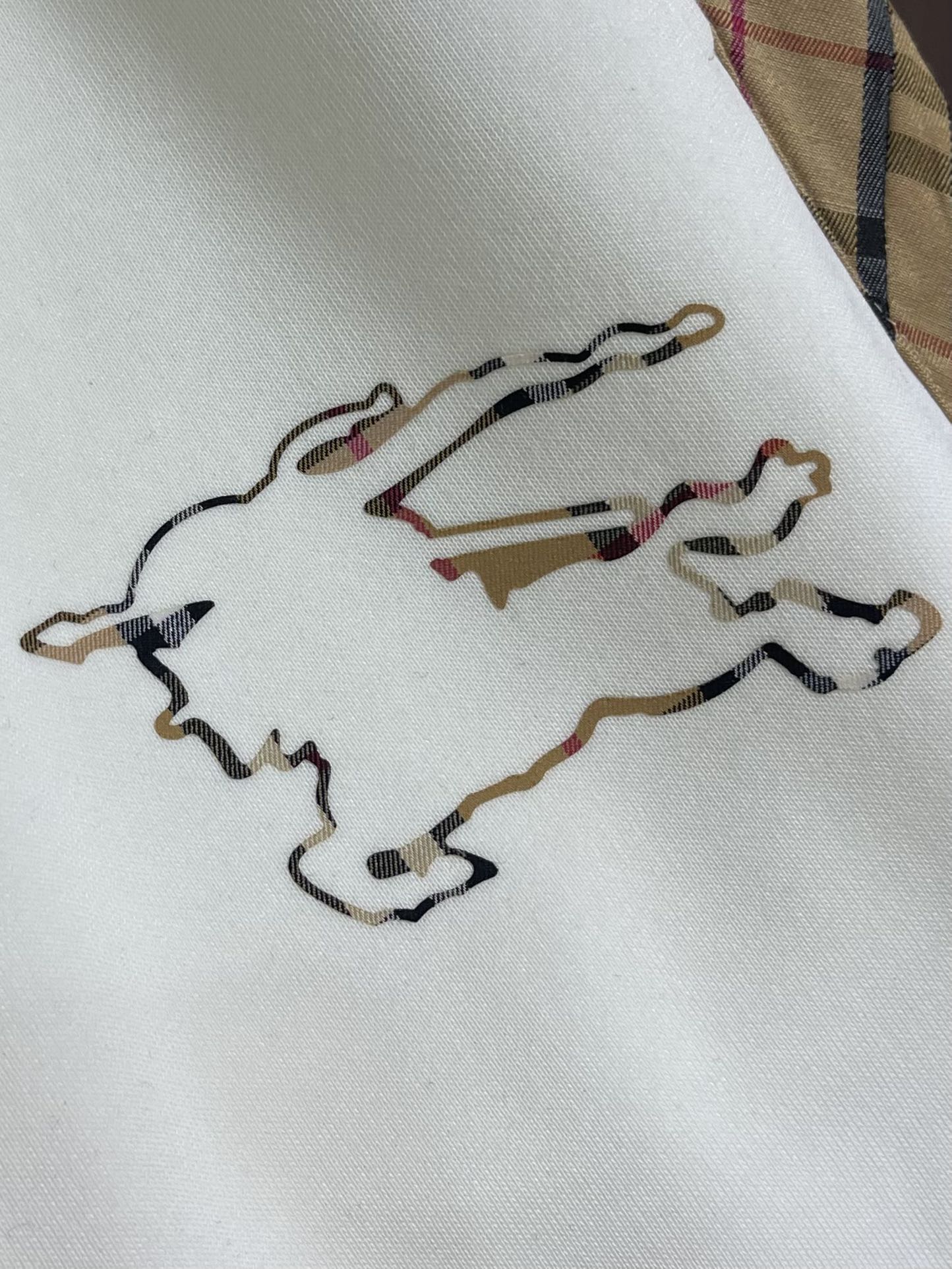 整套Burberry 经典款织带长袖外套长裤套装，上身效果都很出挑。呈现直版剪裁，订制原版织带拼接，品牌