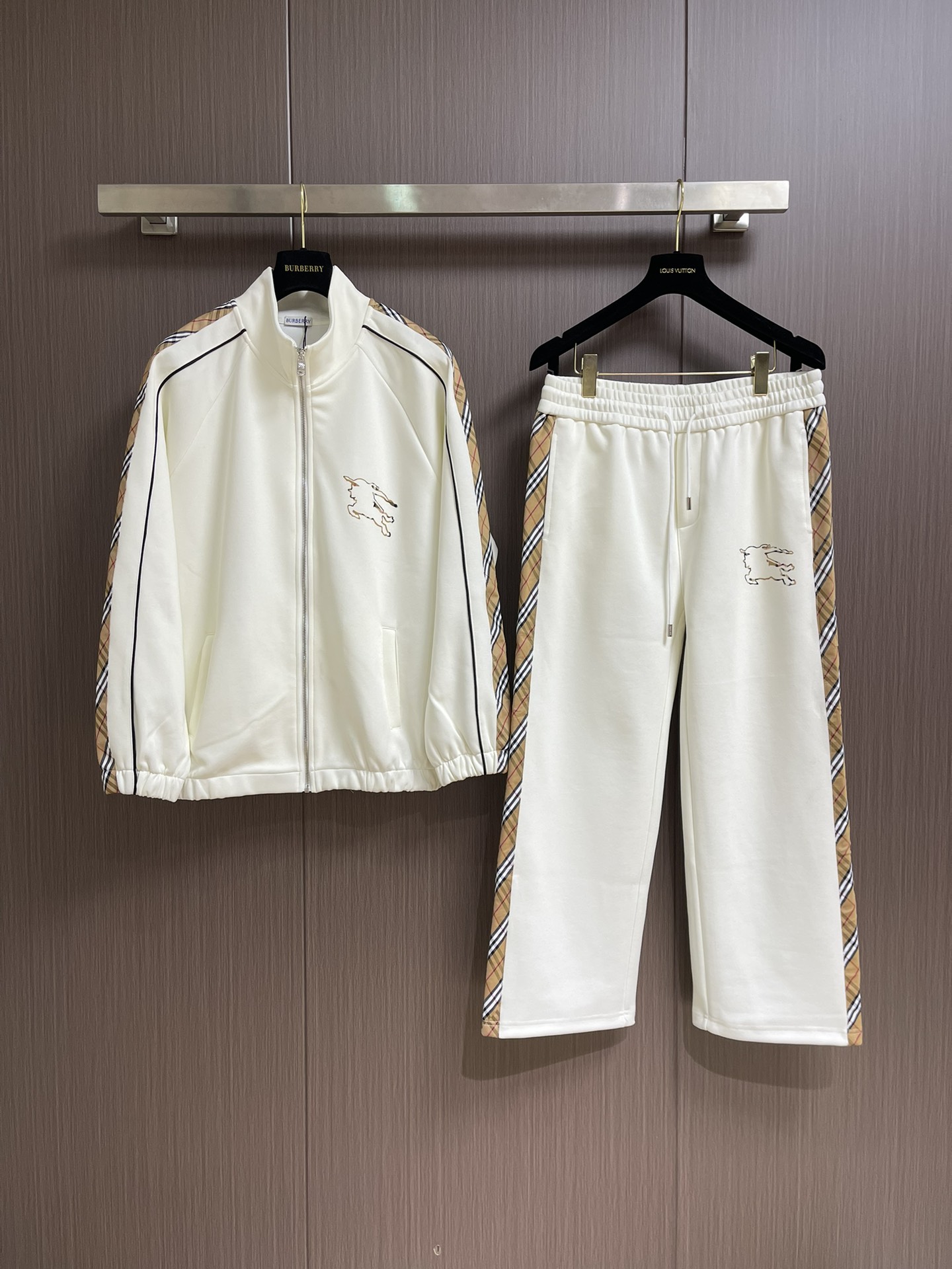 整套Burberry 经典款织带长袖外套长裤套装，上身效果都很出挑。呈现直版剪裁，订制原版织带拼接，品牌