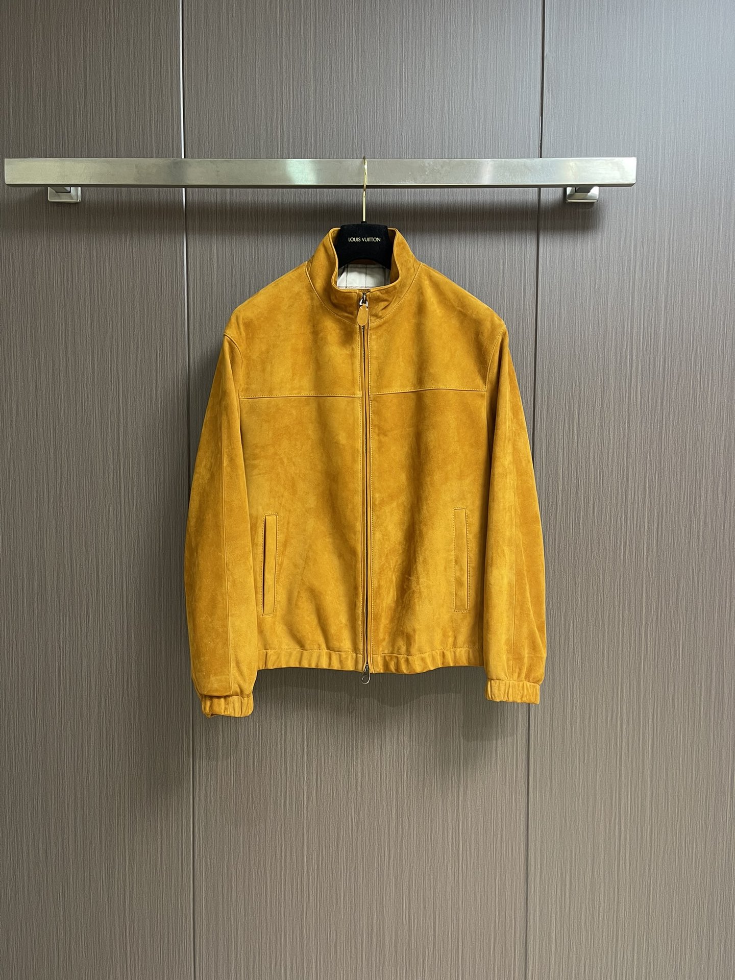 NO:520320,LP Loropiana Old-fashioned classic men's business casual stand-up collar jacket.  Fashion with typical Italian style is quite exquisite in fabric selection and craftsmanship, which is very consistent with the aesthetic tone of the LP family. It is low-key and luxurious, elegant and noble. Every detail proves the brand's own sense of luxury. It fully interprets the Italian minimalist, capable and outdoor functional style, both solemn and harmonious, and has a full style of upper body!  A treasure-grade functional equipment that combines fashion sense and design sense creates unique styling items, improved pilot styling design, classic stand collar design, retro age-reducing and very fashionable, with elastic designs on the cuffs and hem, and imported suede fabrics are supplied by Italian customers.  The texture is as delicate as the baby's skin.  It is crisp and superior, quite elegant and fashionable!  The color matching is light and versatile, the style is cut and neat, and the upper body instantly highlights the spirit. It is full of styles and can easily control various body shapes. It is a jacket that combines business commuting and outdoor leisure. It is an equipment with extremely high attendance rate in practical wear!  Size 48-58 M-4XL, loro piana,loro piana,jackets & coats,jackets & coats,chamois leather,alexander wang19860909LP Loropiana 老钱风 经典男士商务休闲立领夹克外套．颇具意大利典型风格的时装,在面料选取和工艺方面都相当考究,极符合LP家族美学基调,低调且奢华,优雅且高贵,每一个细节都在力证品牌自身的高级感,通体将意式的极简、干练和户外功能性风格极致诠释,亦庄亦谐,上身型款十足！集时装感与设计感的一款宝藏级功能型装备,塑造出别具一格的造型单品,改良式的飞行员造型设计,经典的站领设计,复古减龄又非常时髦,袖口与下摆运用松紧设计,意大利客供进口麂皮面料．质感如婴儿皮肤一样细腻．挺括性优越,颇为优雅且时髦！配色轻熟百搭,版型剪裁干练利落,上身瞬间凸显出精神感,型款十足,轻松驾驭各种身型,商务通勤与户外休闲完美兼备的一款外套,属于实穿性出勤率极高的一款装备！尺码48-58 M-4XL,,loro piana,loro piana,jackets & coats,jackets & coats,chamois leather,alexander wang,Men's clothing