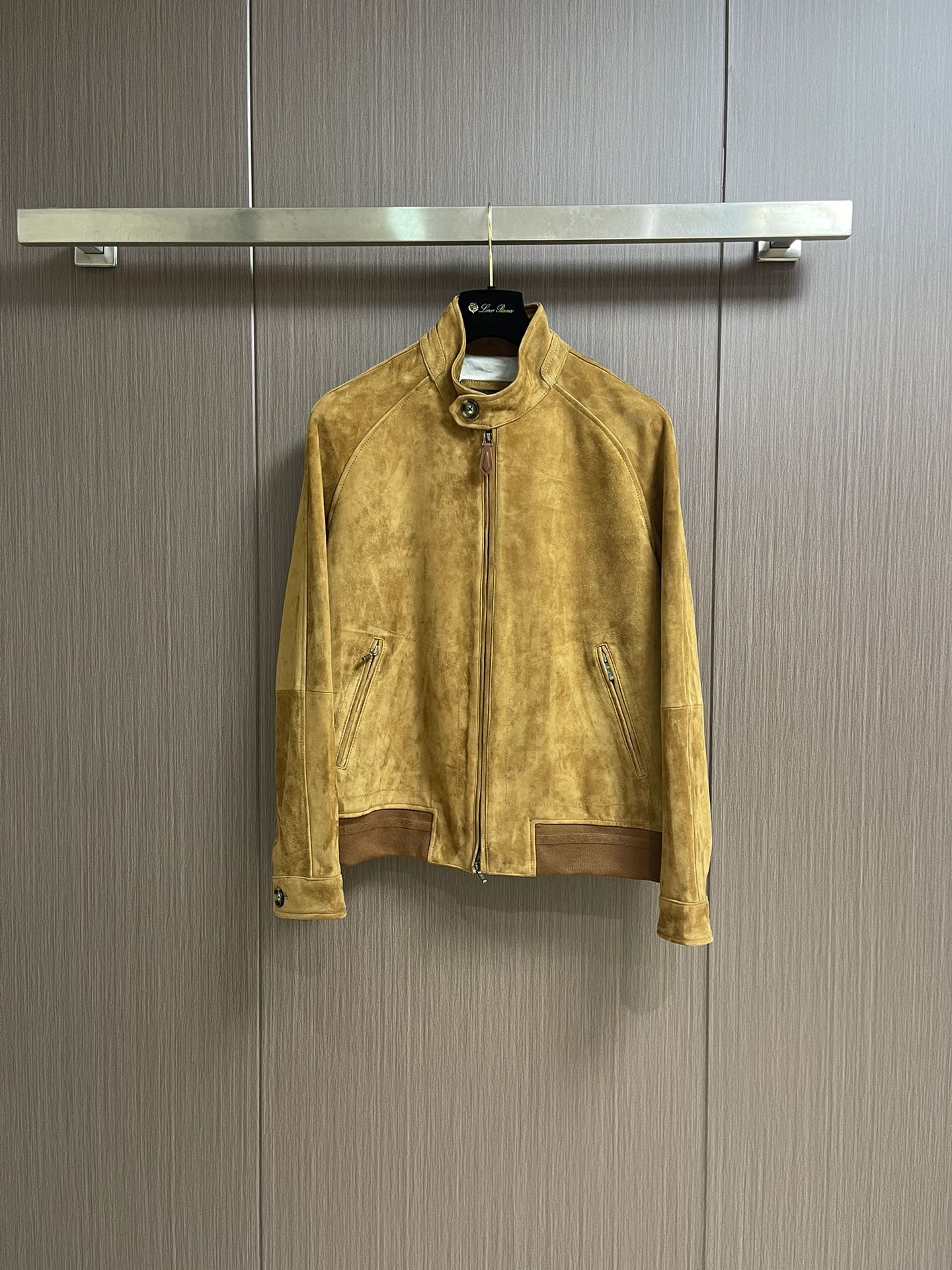 NO:519039,LP Loro Piana new style fur jacket, stand collar design, fabric selection imported suede sheepskin, customer-supplied hardware, cotton and linen lining, the whole piece of clothing is full of design, the upper body is super handsome. Size 48-58 M-4XL,,loro pigana,loro pigana, jackets & coats, jackets & coats, sheepskin,alexander wang19860909LP Loro Piana新款翻毛皮夹克外套 立领设计 面料甄选进口绒面羊皮 客供五金 棉麻里布整件衣服设计感十足 上身超级帅 .尺码48-58 M-4XL,,loro piana,loro piana,jackets & coats,jackets & coats,sheepskin,alexander wang,Men's clothing